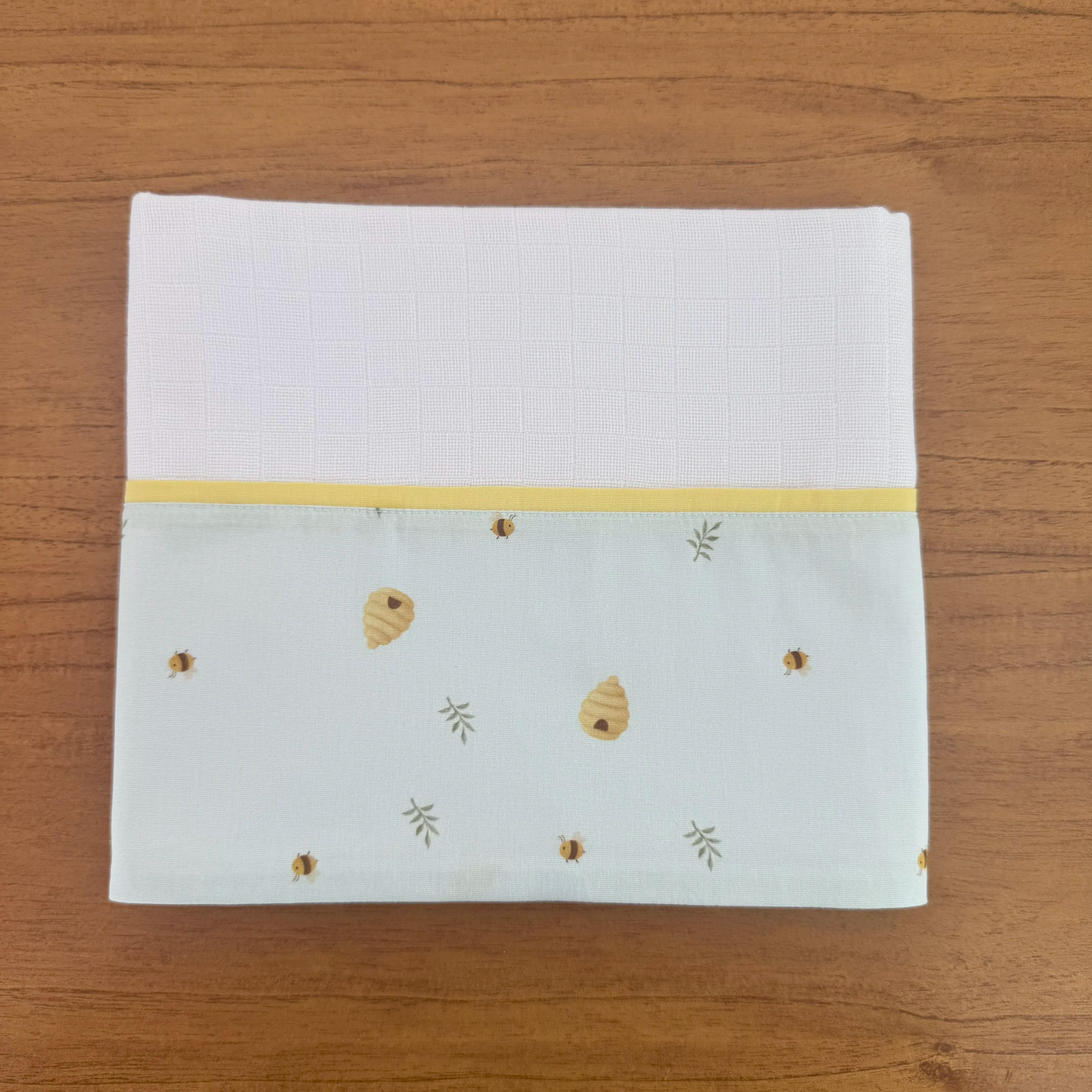 Kit Passeio 3 Peças: Fralda de Boca, Fralda de Ombro e Fralda Multiuso - Abelhas e Colmeias