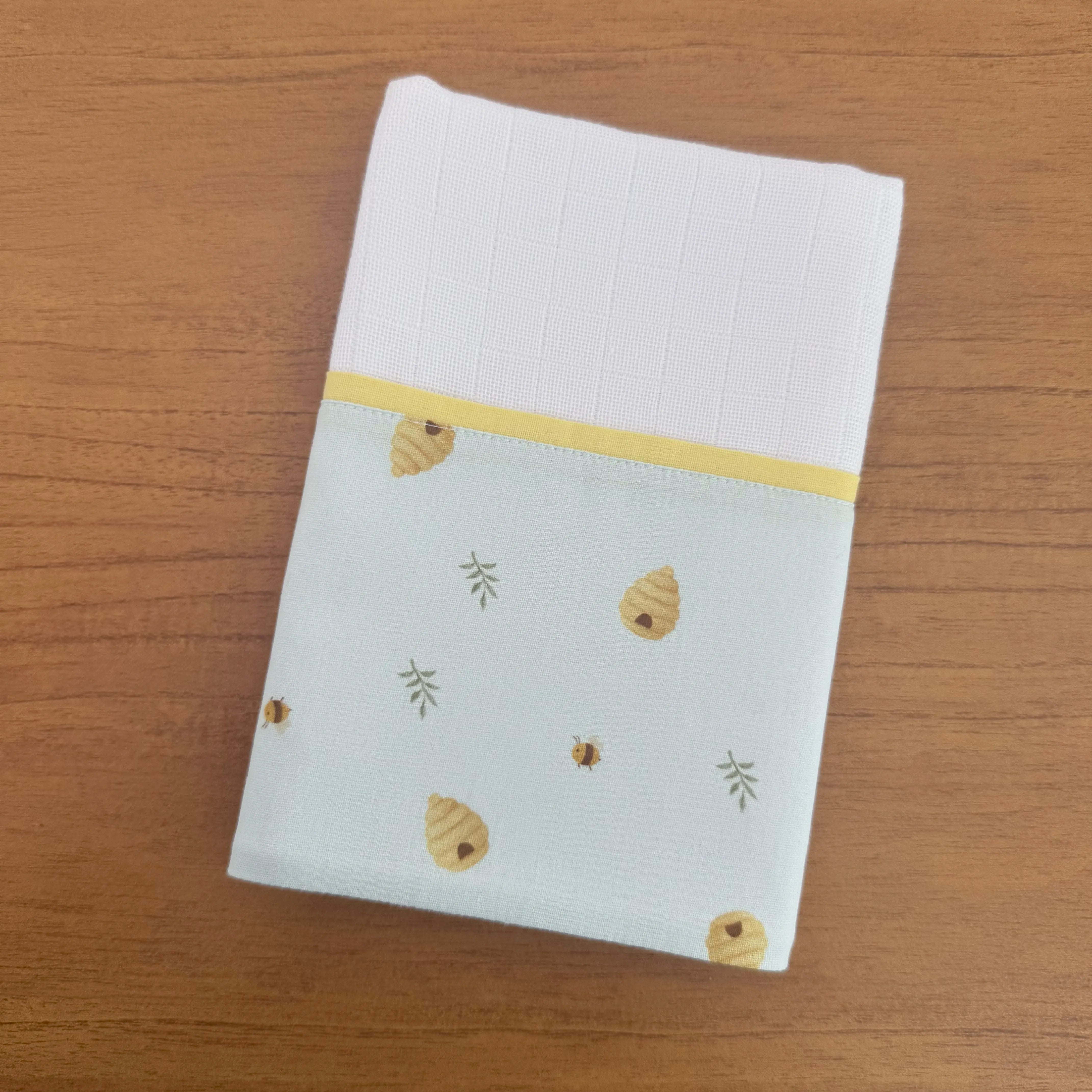 Kit Encanto 4 Peças: Fraldas de Boca e Fralda de Ombro -Abelhas e Colmeias