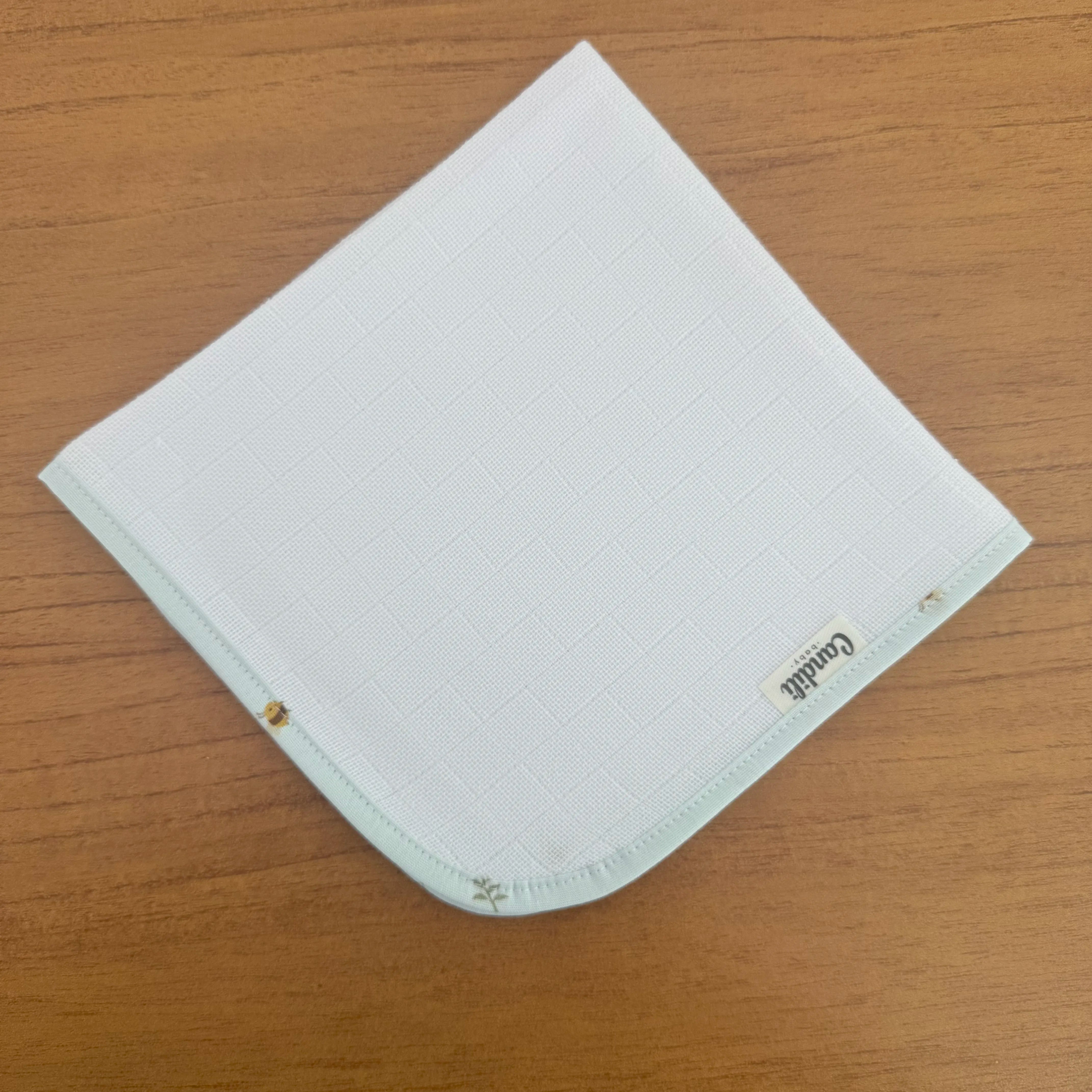 Kit Encanto 4 Peças: Fraldas de Boca e Fralda de Ombro -Abelhas e Colmeias