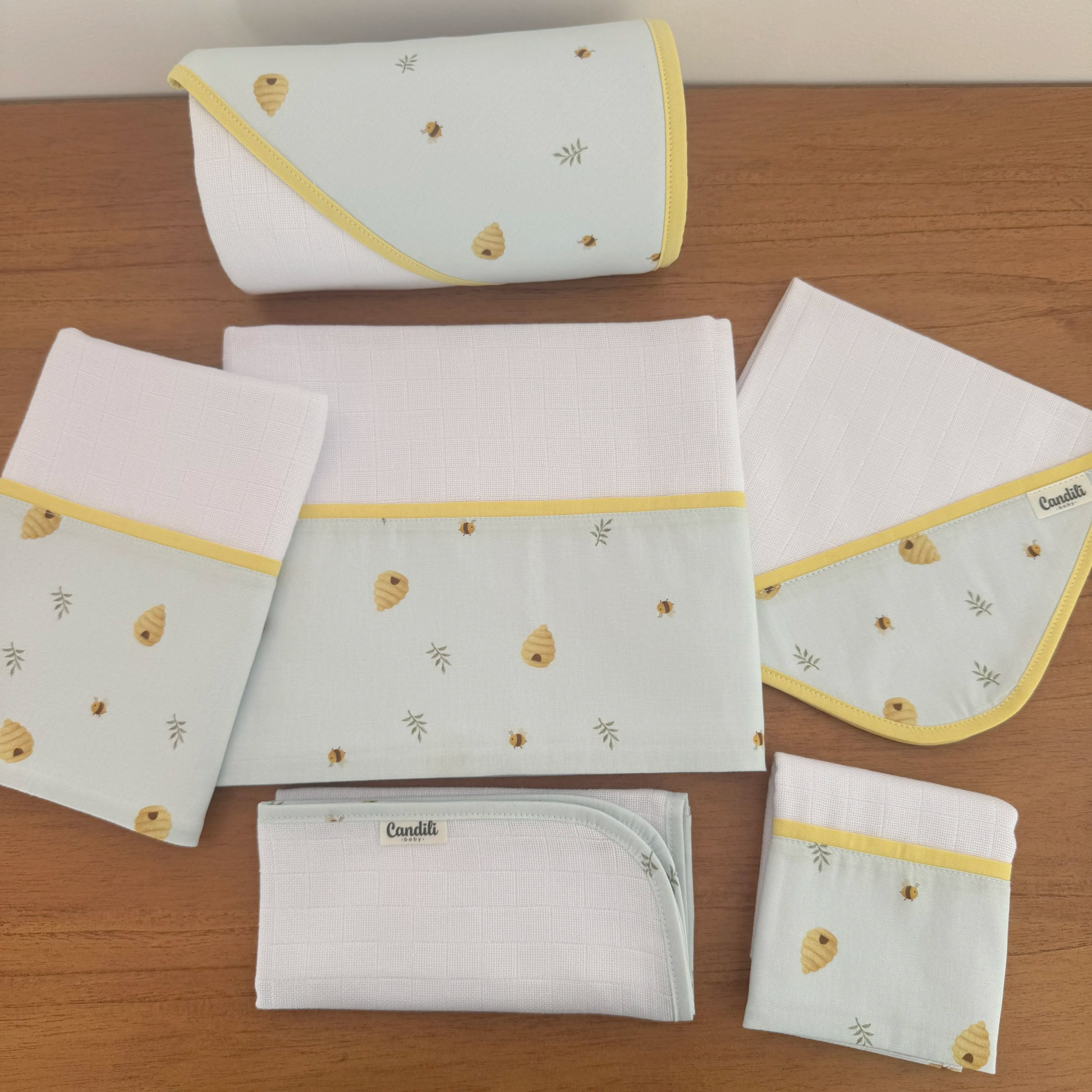 Kit Afeto 6 Peças: Fraldas de Boca, Fralda de Ombro, Fralda Multiuso e Toalha de Banho - Abelhas e Colmeias