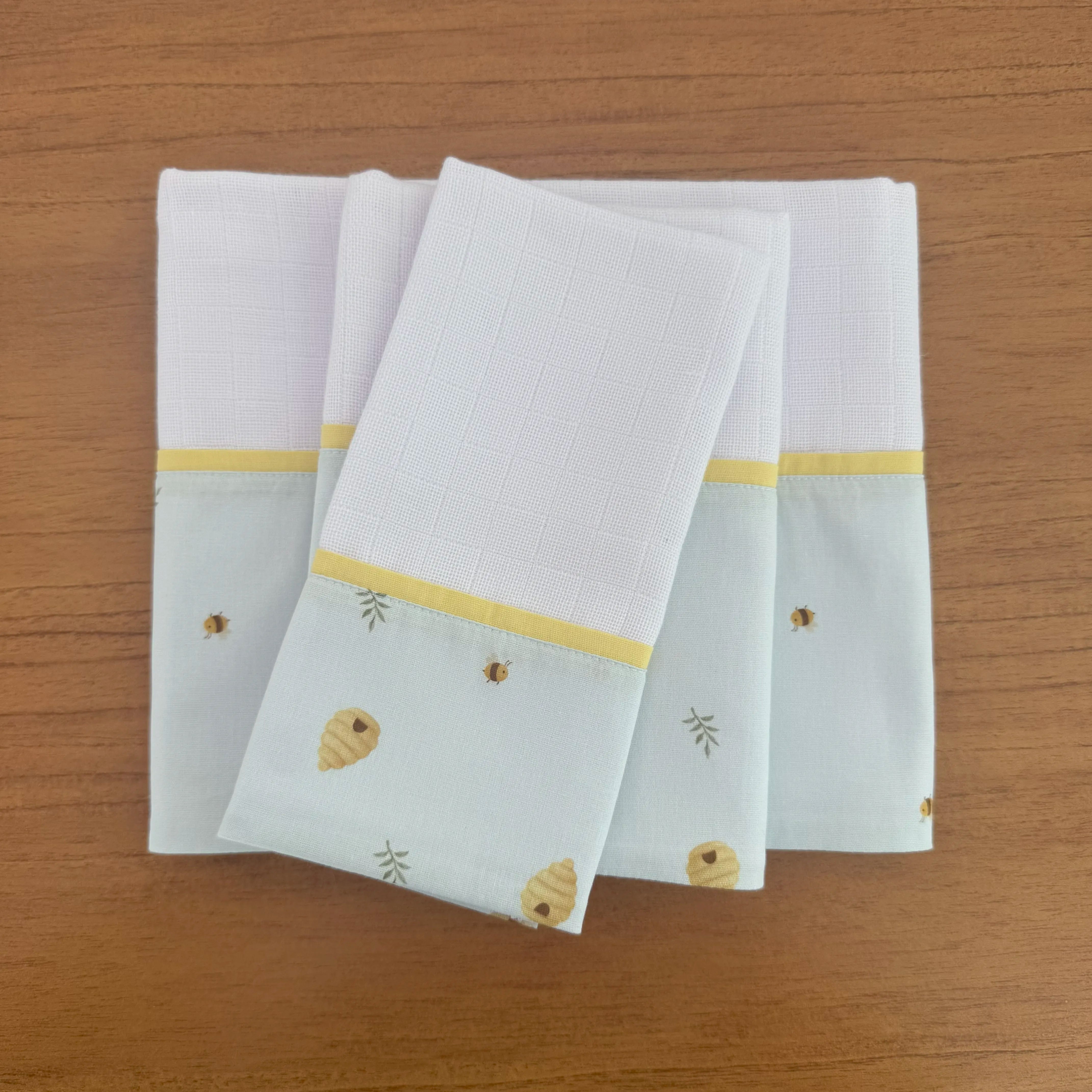 Kit Passeio 3 Peças: Fralda de Boca, Fralda de Ombro e Fralda Multiuso - Abelhas e Colmeias