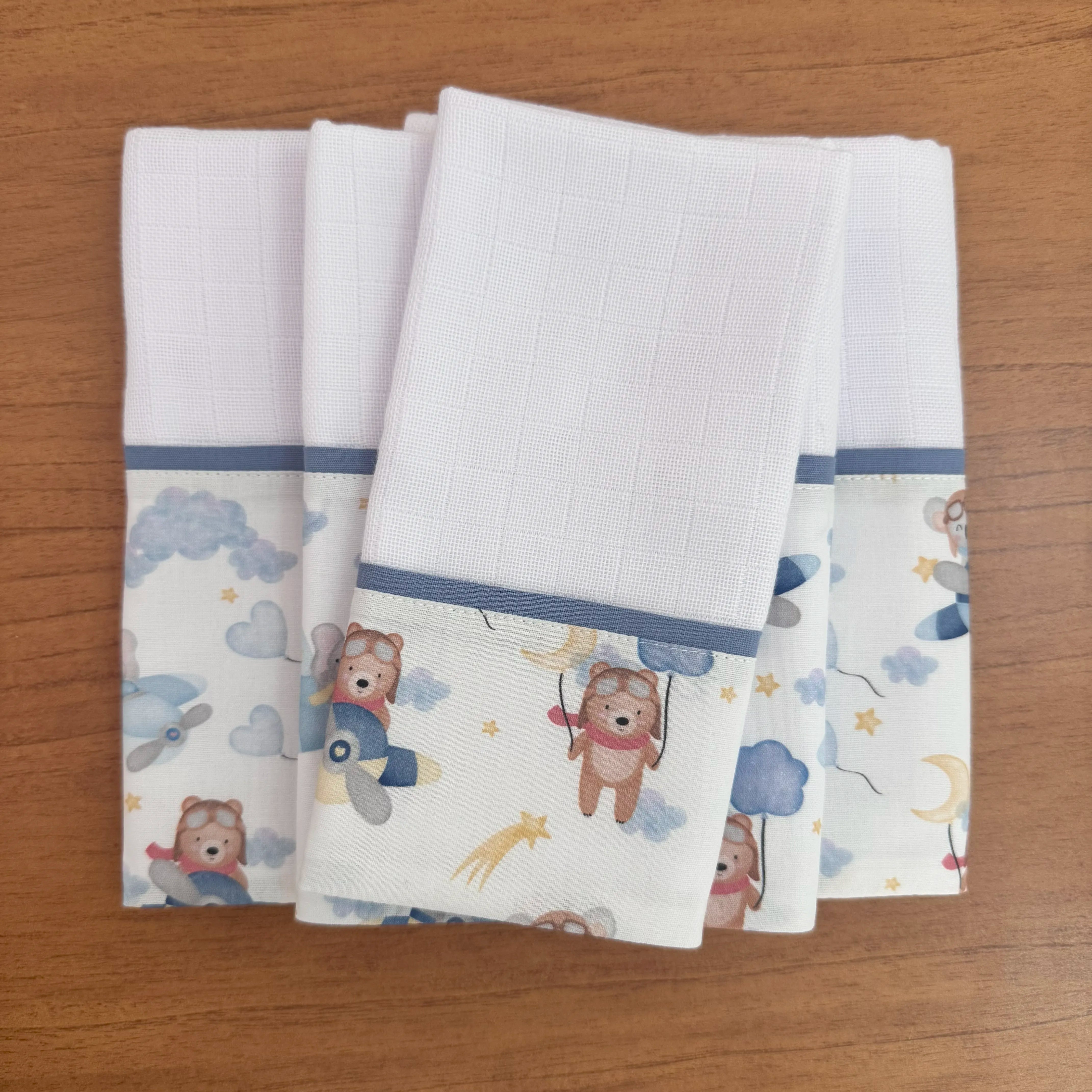 Kit Passeio 3 Peças: Fralda de Boca, Fralda de Ombro e Fralda Multiuso - Ursinho Aviador