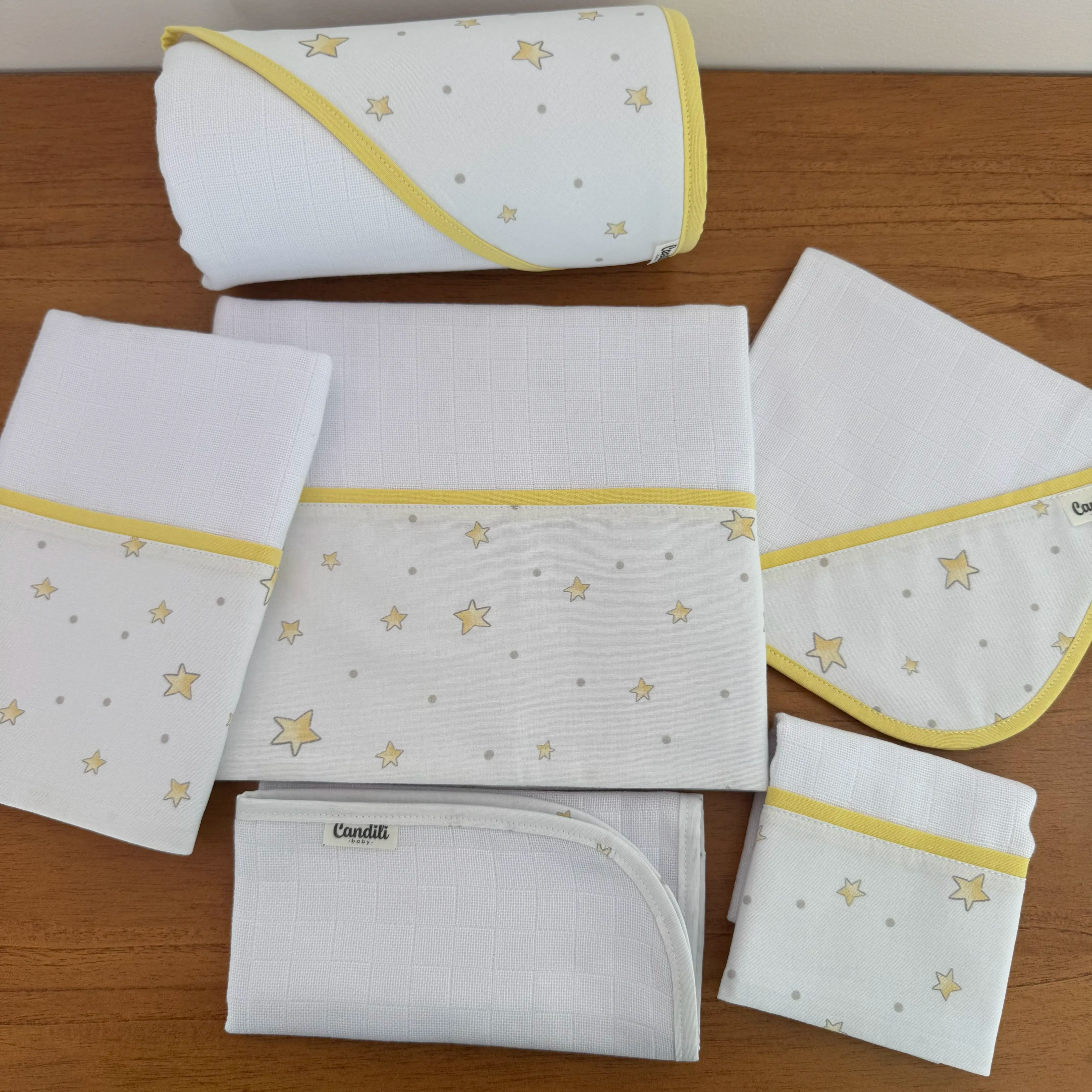 Kit Afeto 6 Peças: Fraldas de Boca, Fralda de Ombro, Fralda Multiuso e Toalha de Banho - Estrelinhas