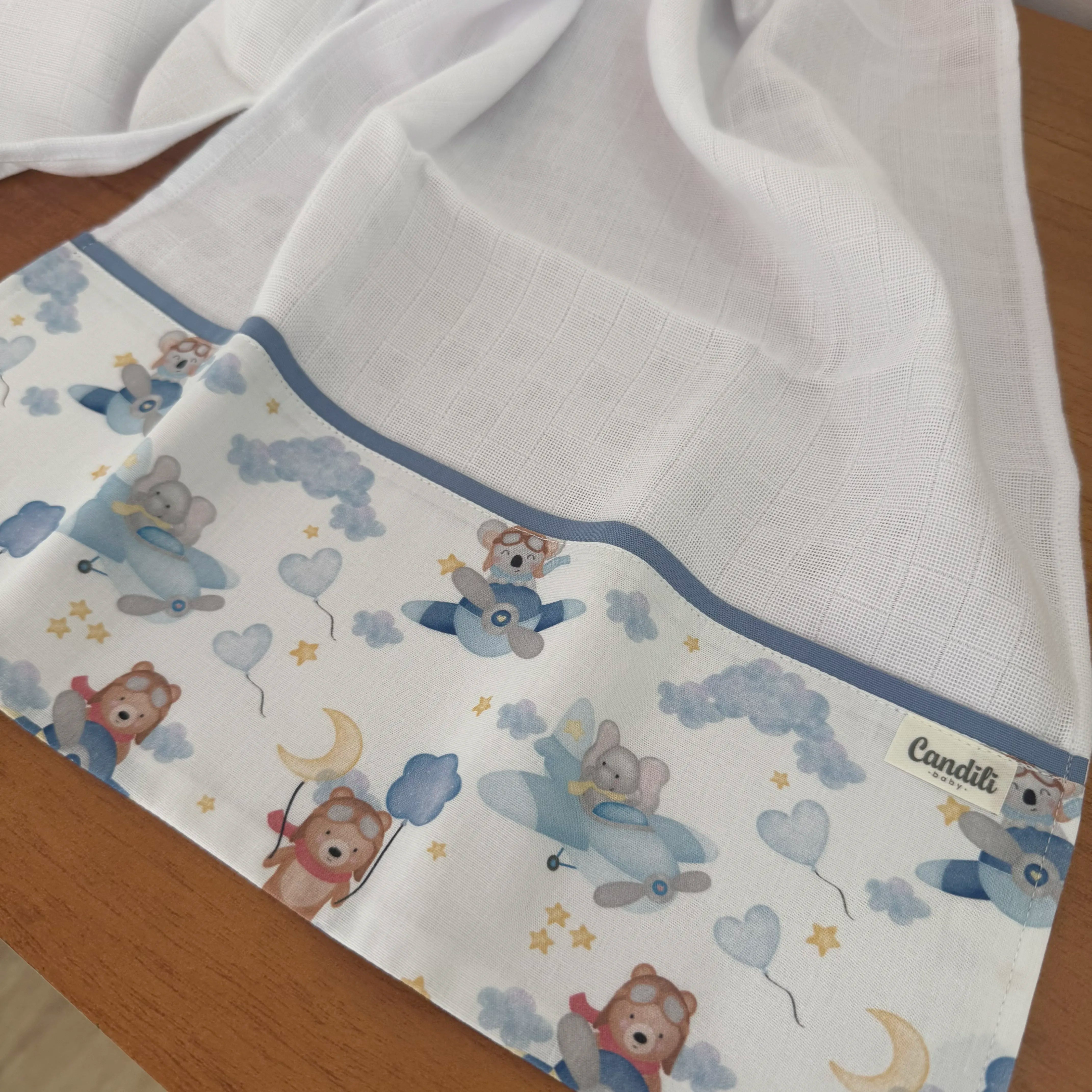 Fralda de Ombro - Ursinho Aviador