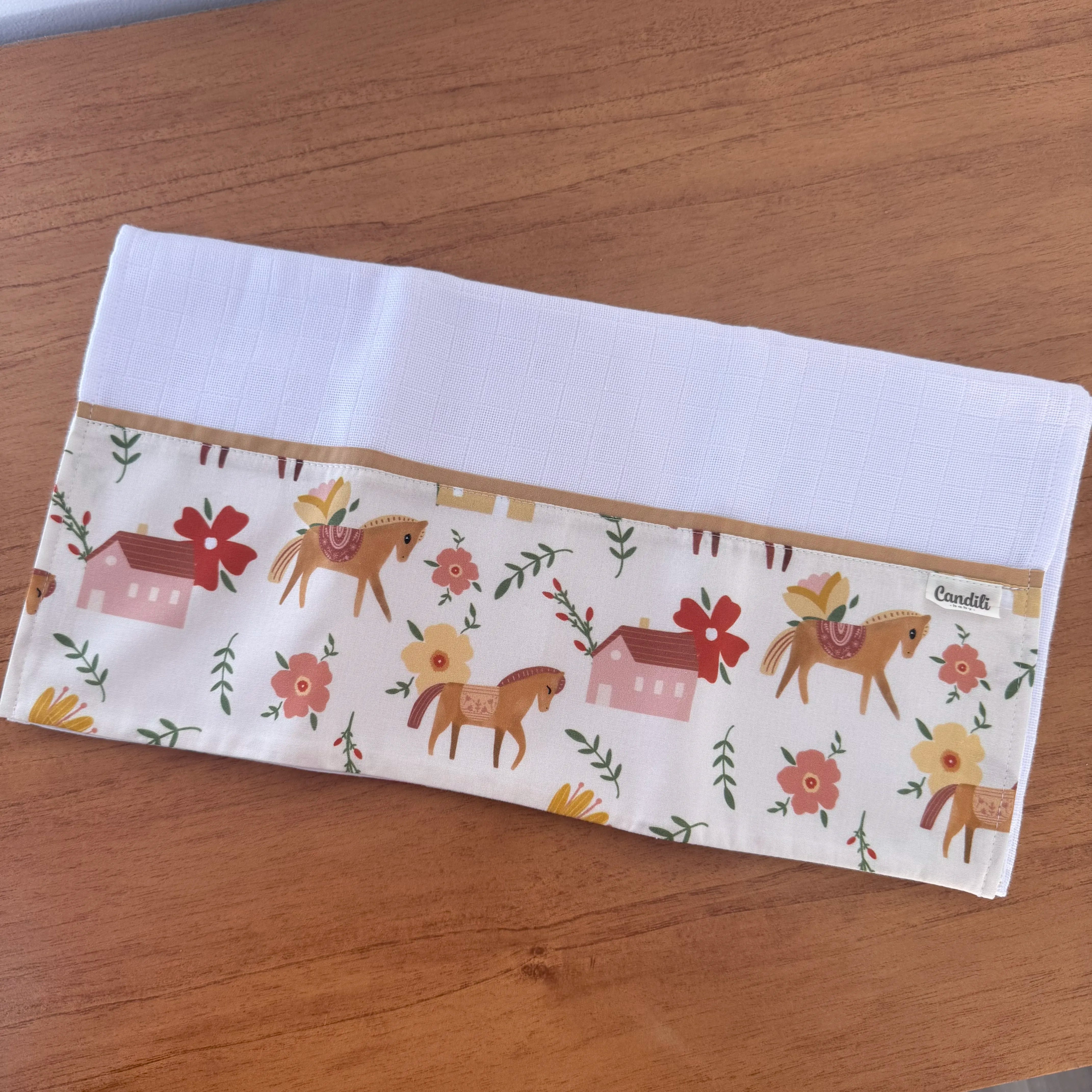 Fralda de Ombro - Cavalinhos e Flores