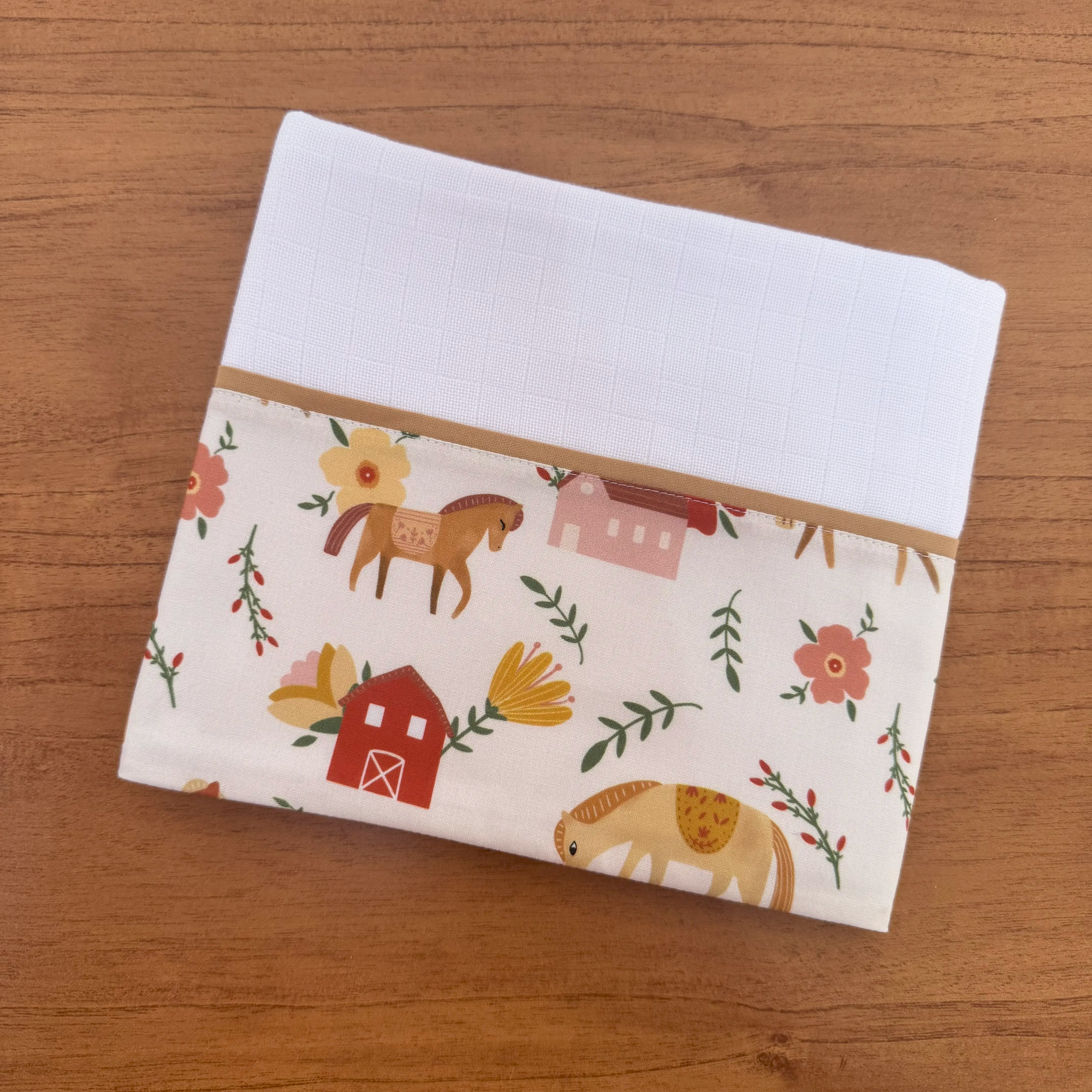 Kit Passeio 3 Peças: Fralda de Boca, Fralda de Ombro e Fralda Multiuso - Cavalinhos e Flores