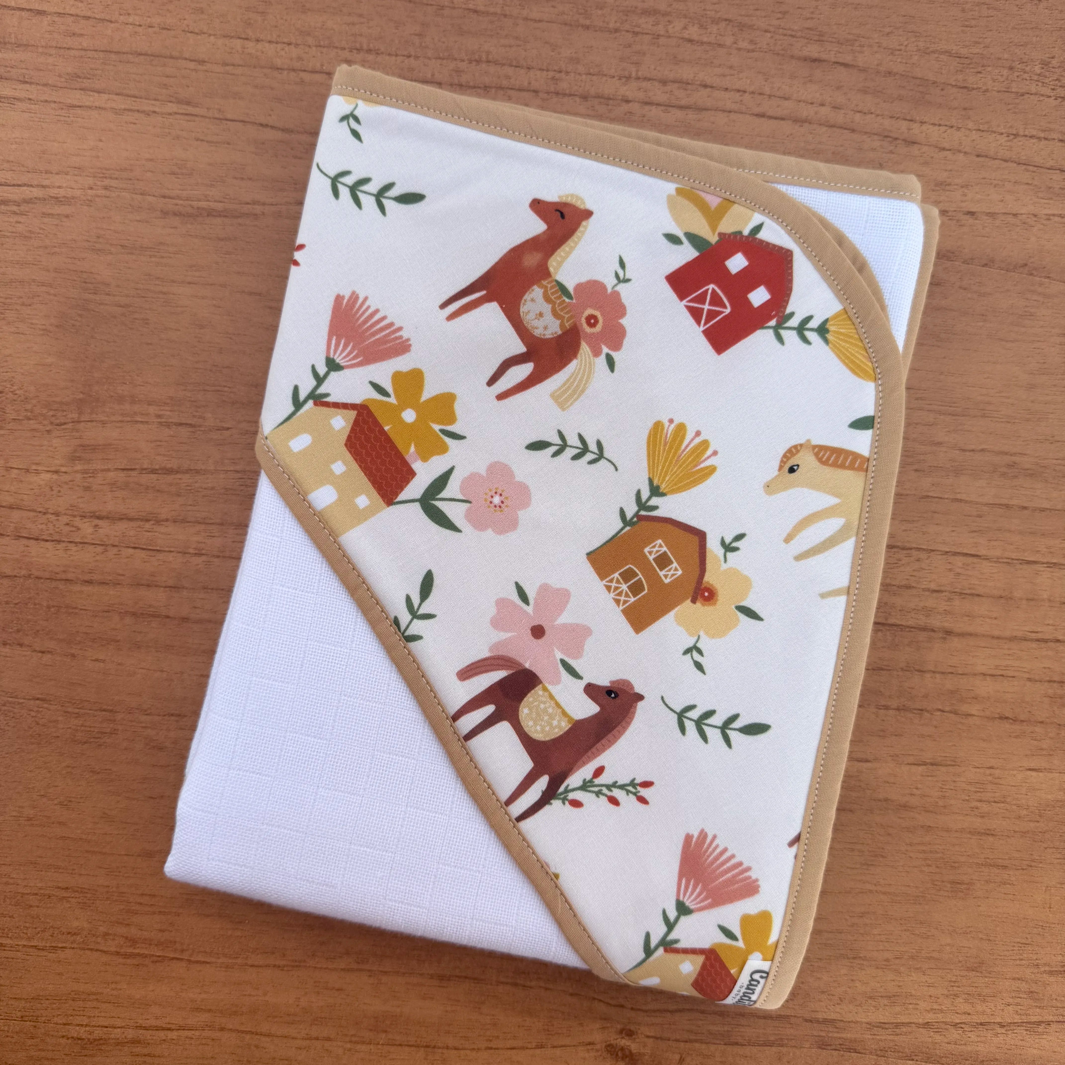 Kit Afeto 6 Peças: Fraldas de Boca, Fralda de Ombro, Fralda Multiuso e Toalha de Banho - Cavalinhos e Flores