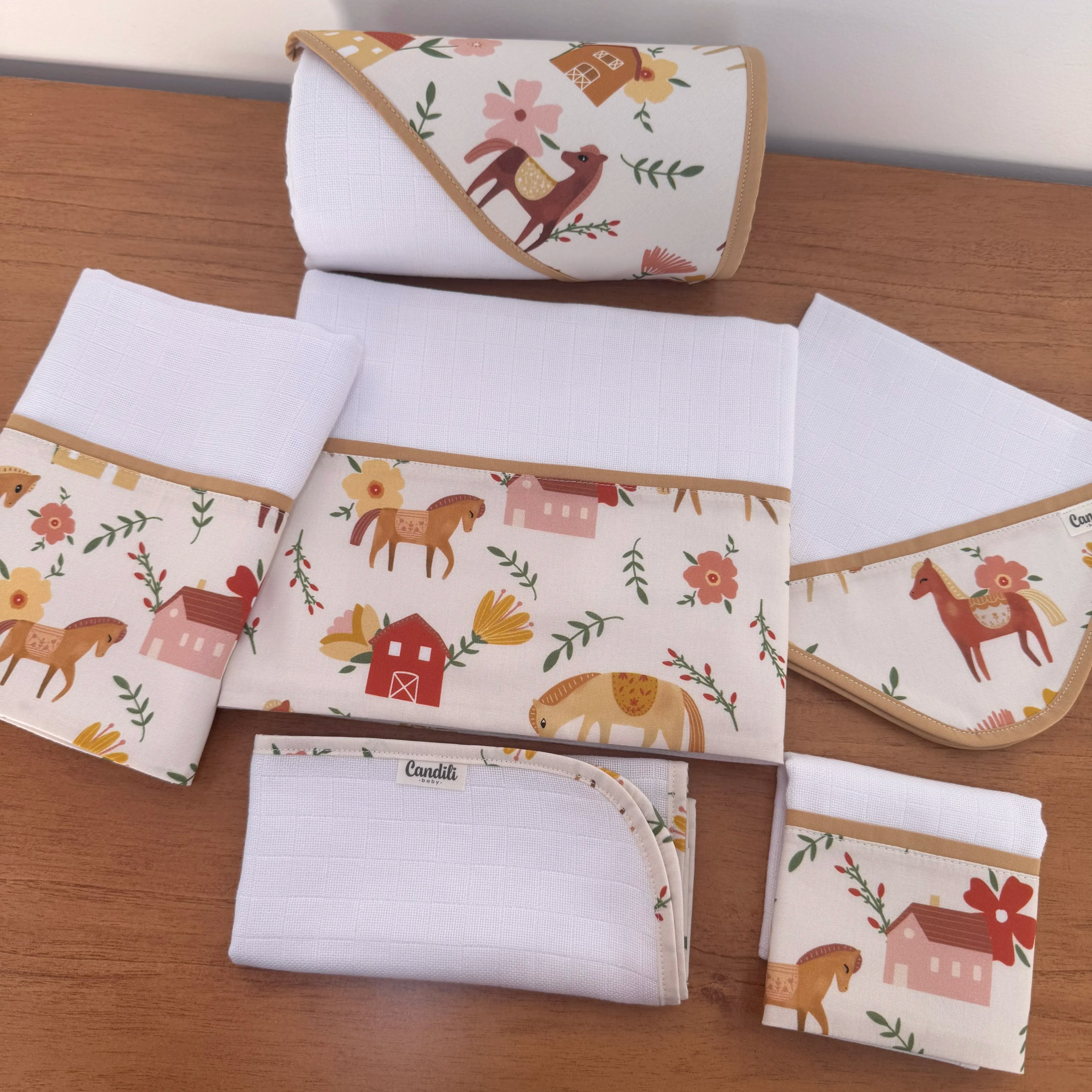 Kit Afeto 6 Peças: Fraldas de Boca, Fralda de Ombro, Fralda Multiuso e Toalha de Banho - Cavalinhos e Flores