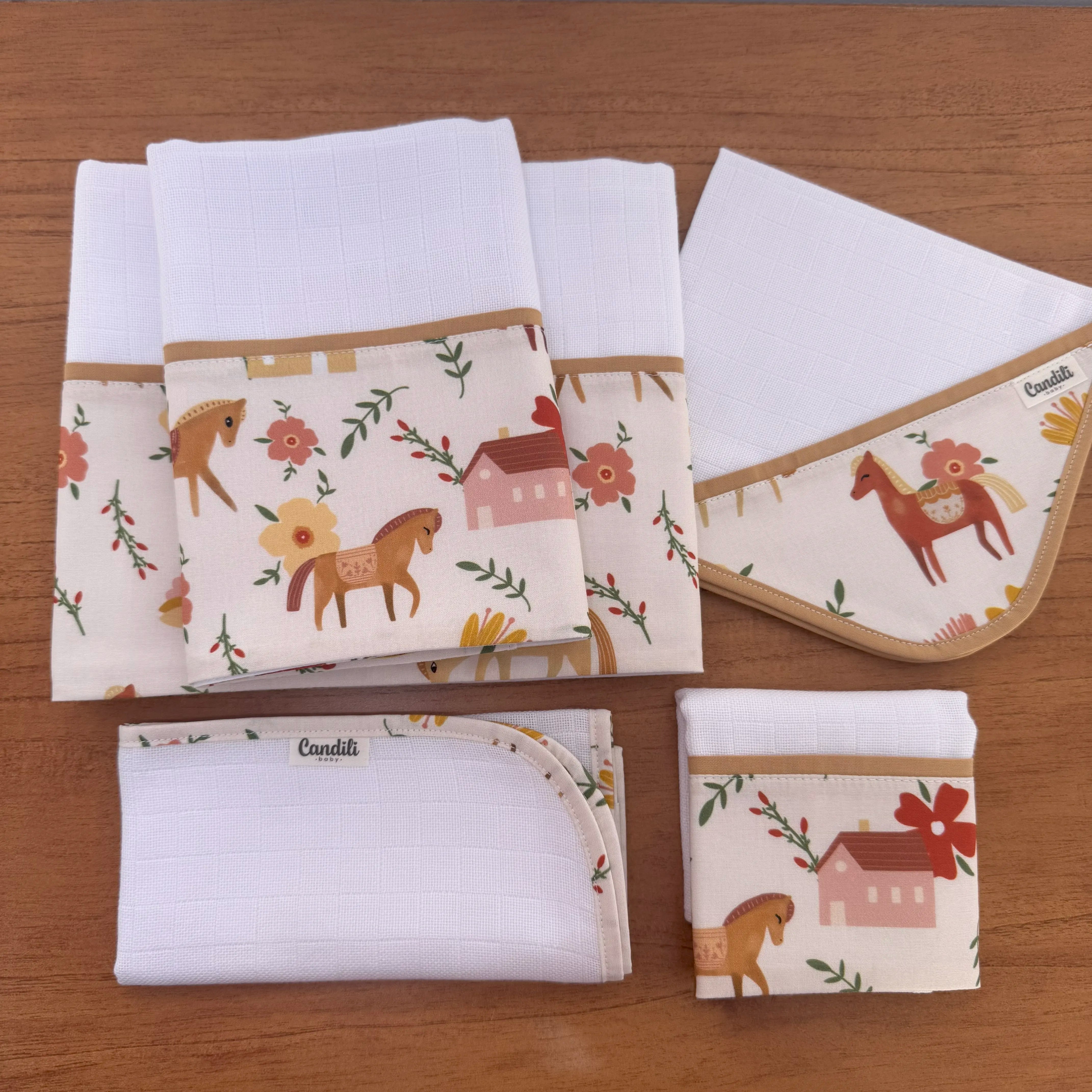 Kit Essencial 5 Peças: Fraldas de Boca, Fralda de Ombro e Fralda Multiuso - Cavalinhos e Flores