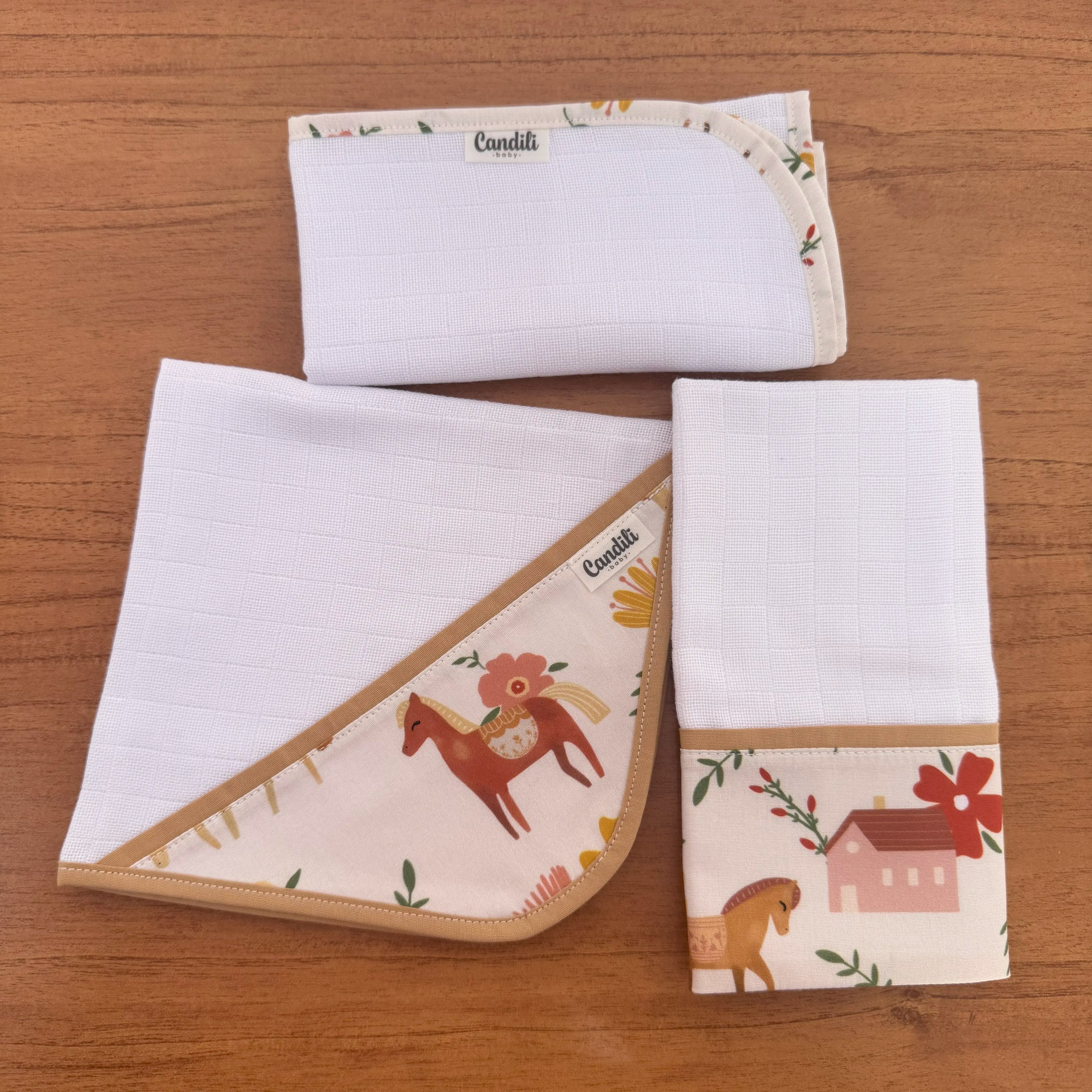 Kit Fraldas de Boca 3 Peças - Cavalinhos e Flores