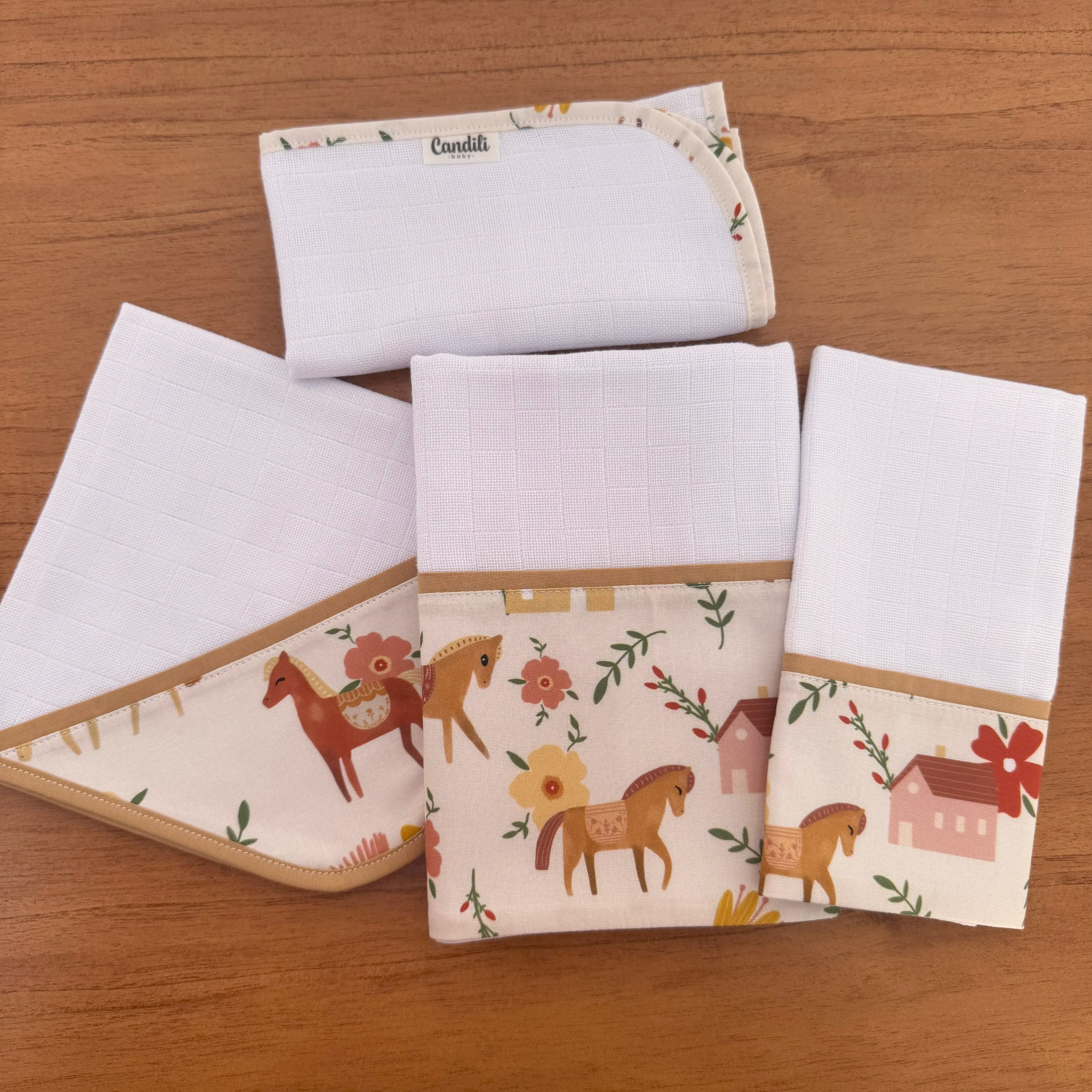Kit Encanto 4 Peças: Fraldas de Boca e Fralda de Ombro- Cavalinhos e Flores