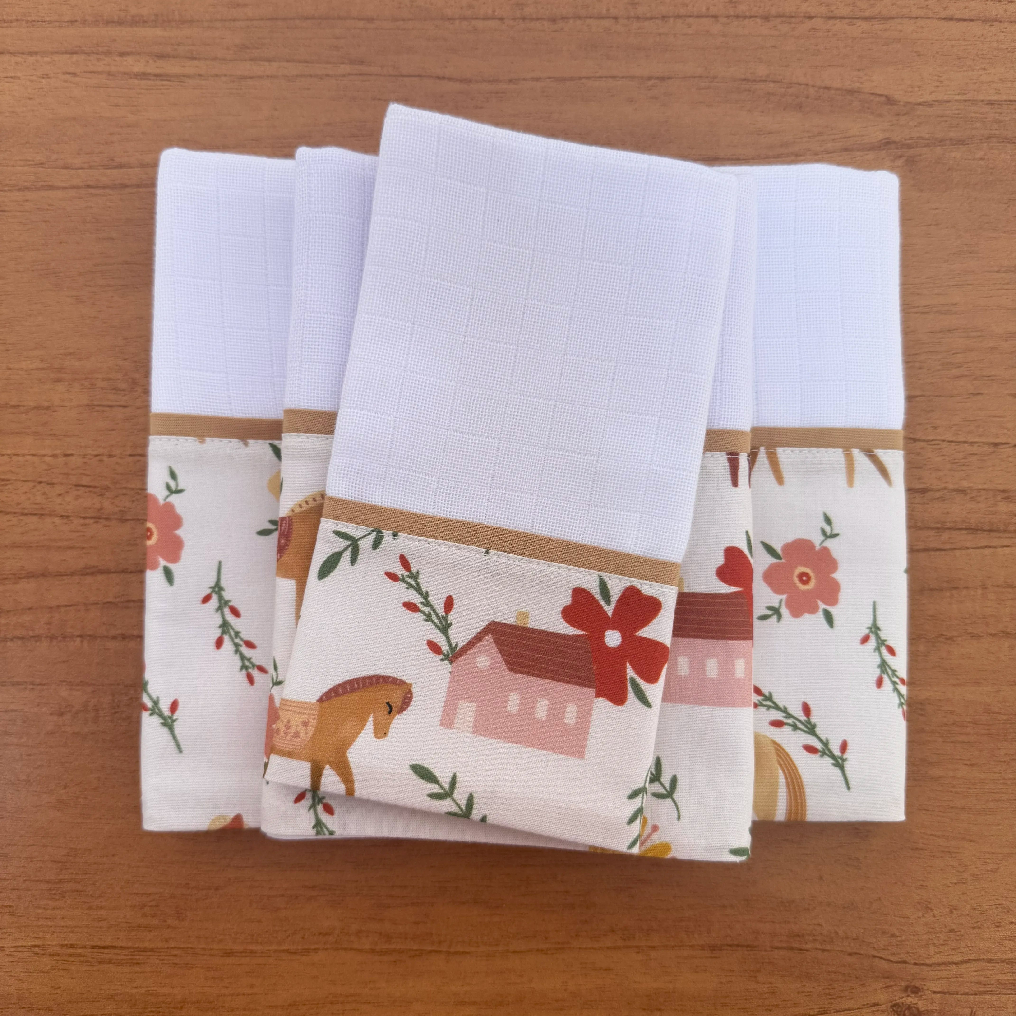 Kit Passeio 3 Peças: Fralda de Boca, Fralda de Ombro e Fralda Multiuso - Cavalinhos e Flores