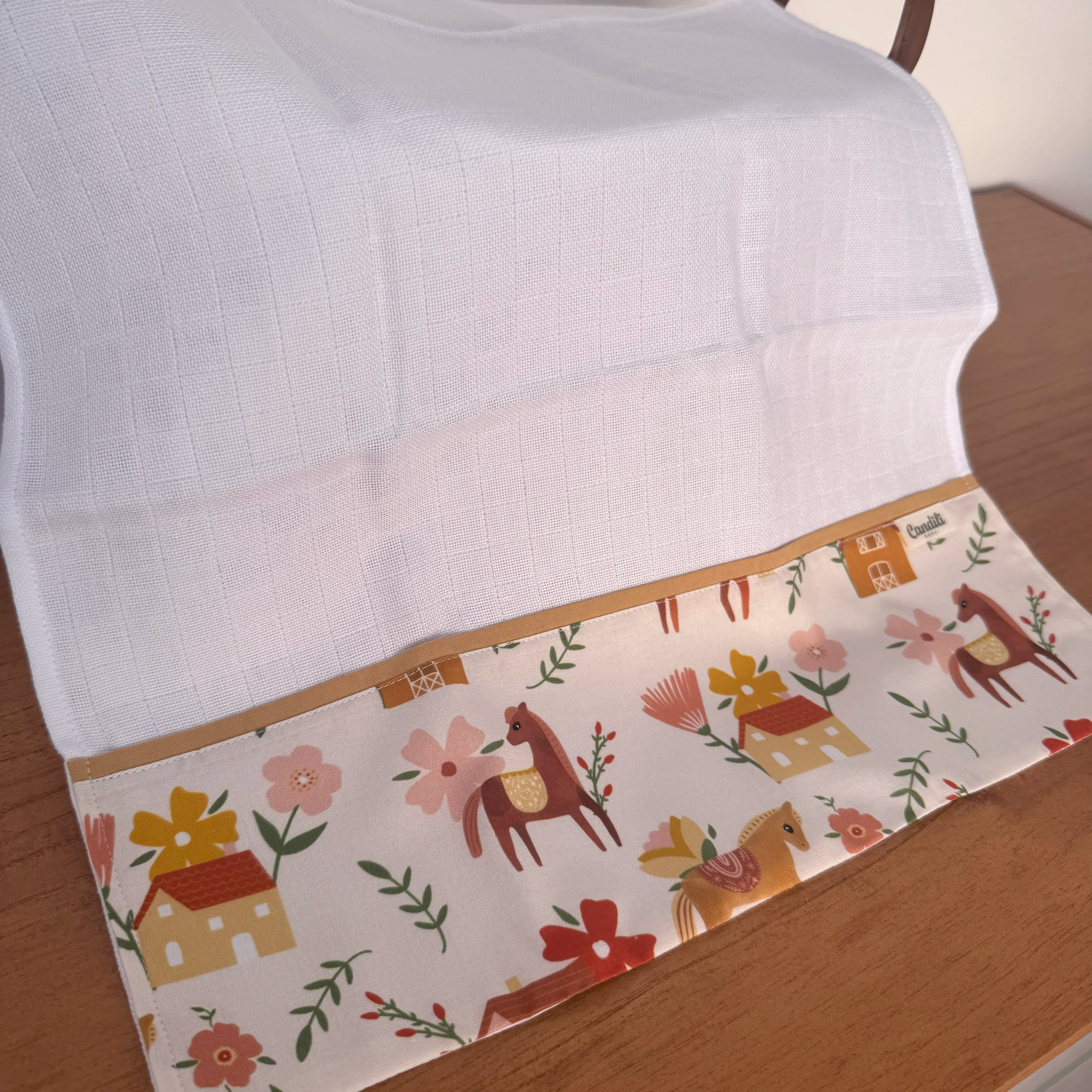 Fralda de Ombro - Cavalinhos e Flores