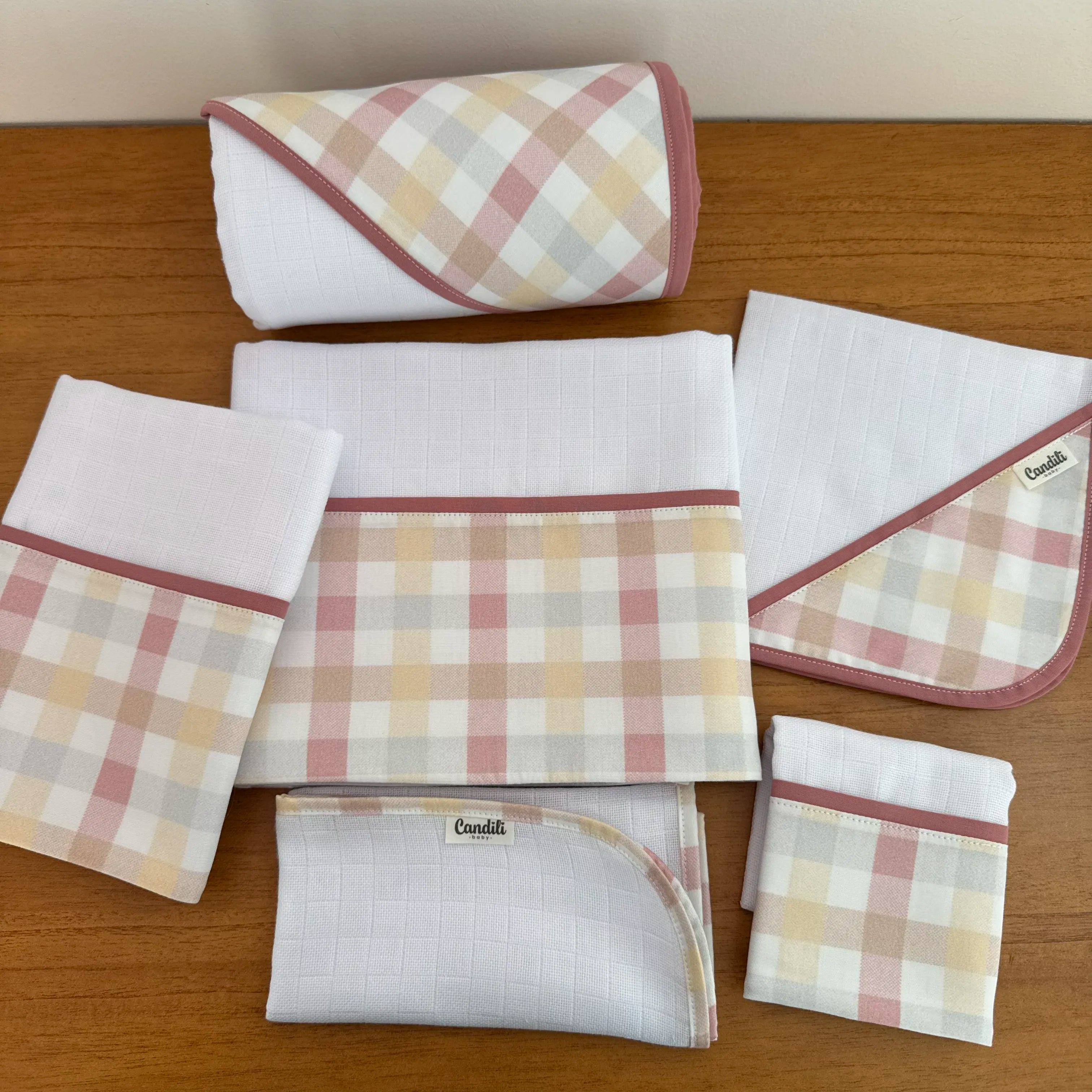 Kit Afeto 6 Peças: Fraldas de Boca, Fralda de Ombro, Fralda Multiuso e Toalha de Banho - Xadrez Rosê Old