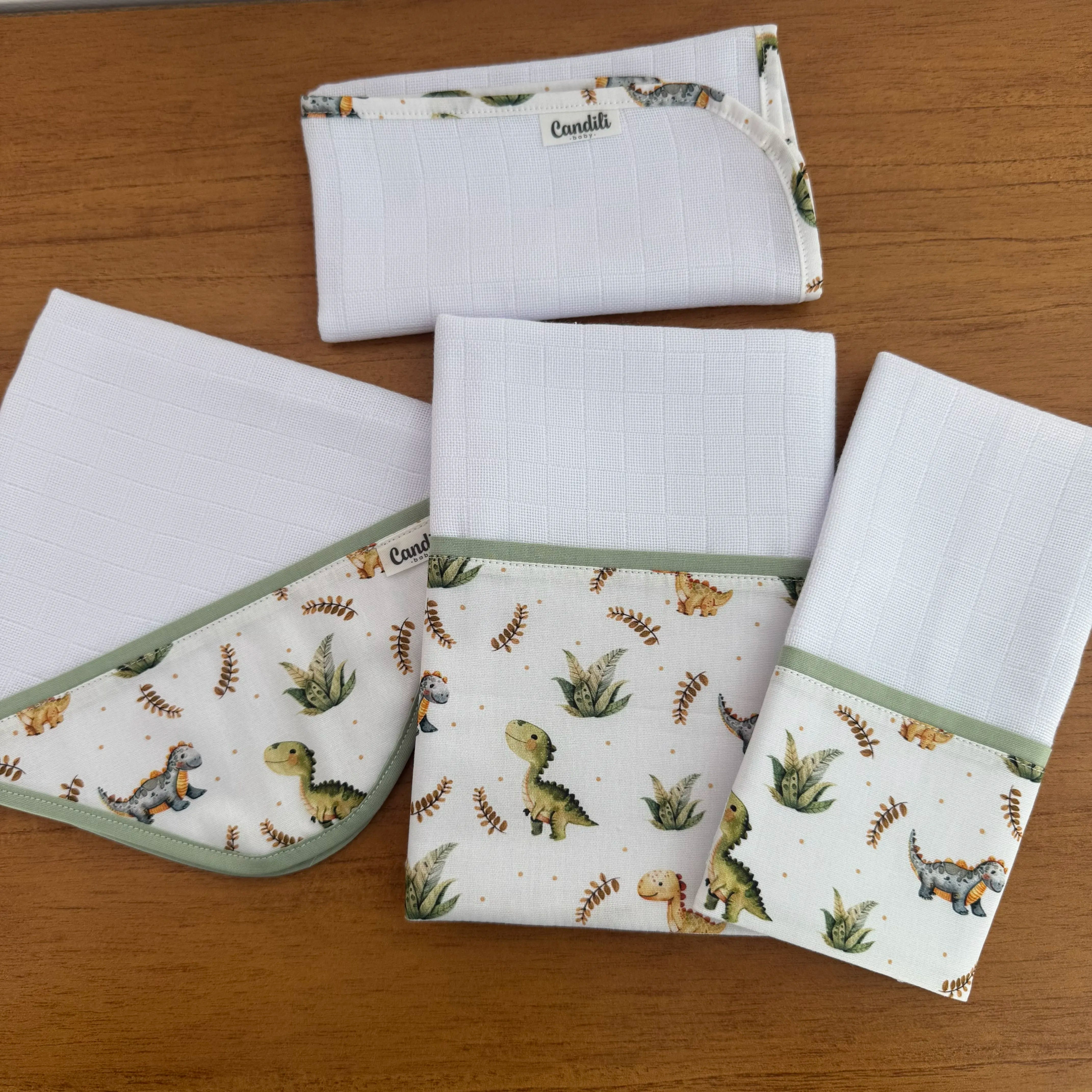 Kit Encanto 4 Peças: Fraldas de Boca e Fralda de Ombro - Dinossauro