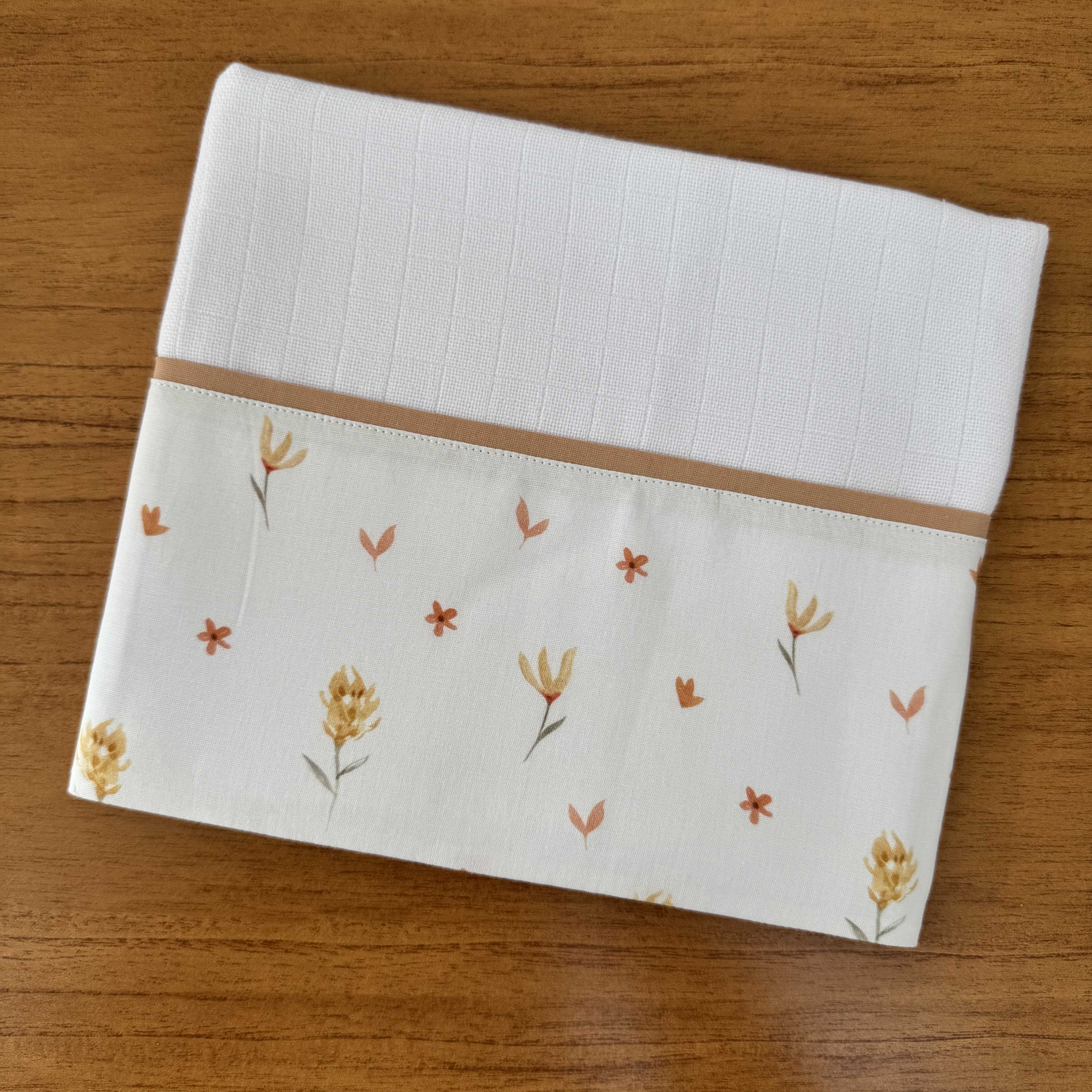 Kit Passeio 3 Peças: Fralda de Boca, Fralda de Ombro e Fralda Multiuso - Flores do Bosque