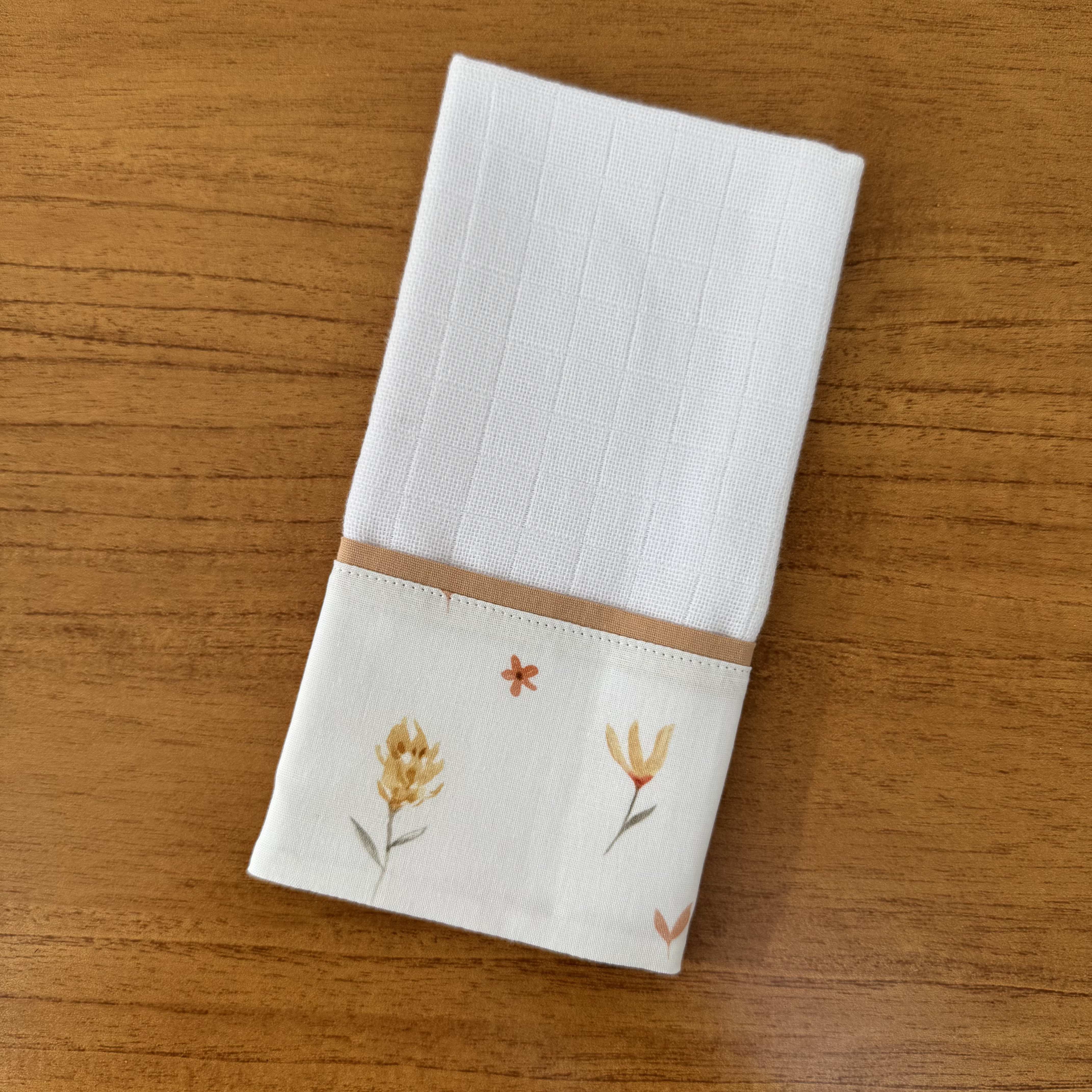 Kit Passeio 3 Peças: Fralda de Boca, Fralda de Ombro e Fralda Multiuso - Flores do Bosque