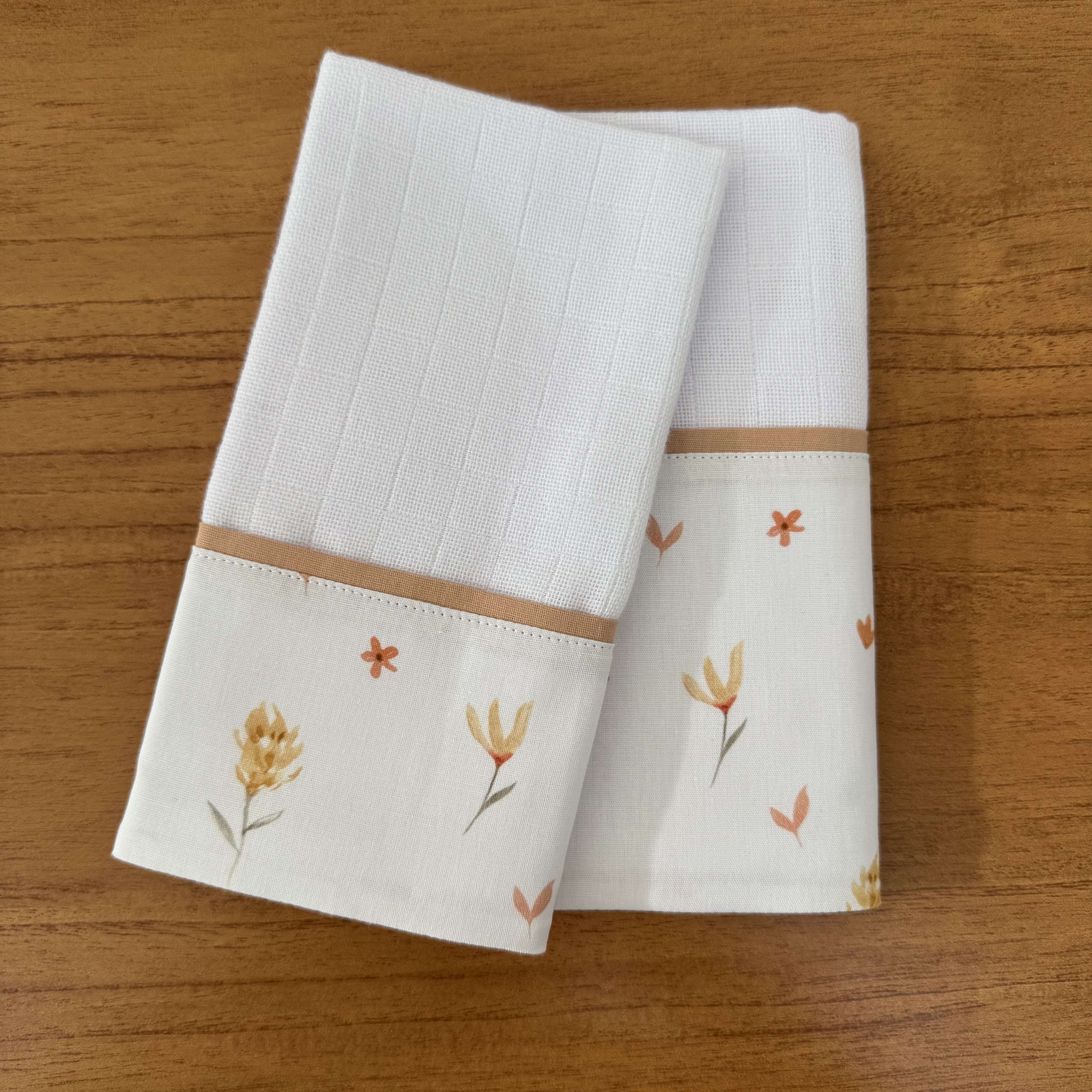 Kit Amamentação 2 Peças: Fralda de Ombro e Fralda de Boca - Flores do Bosque