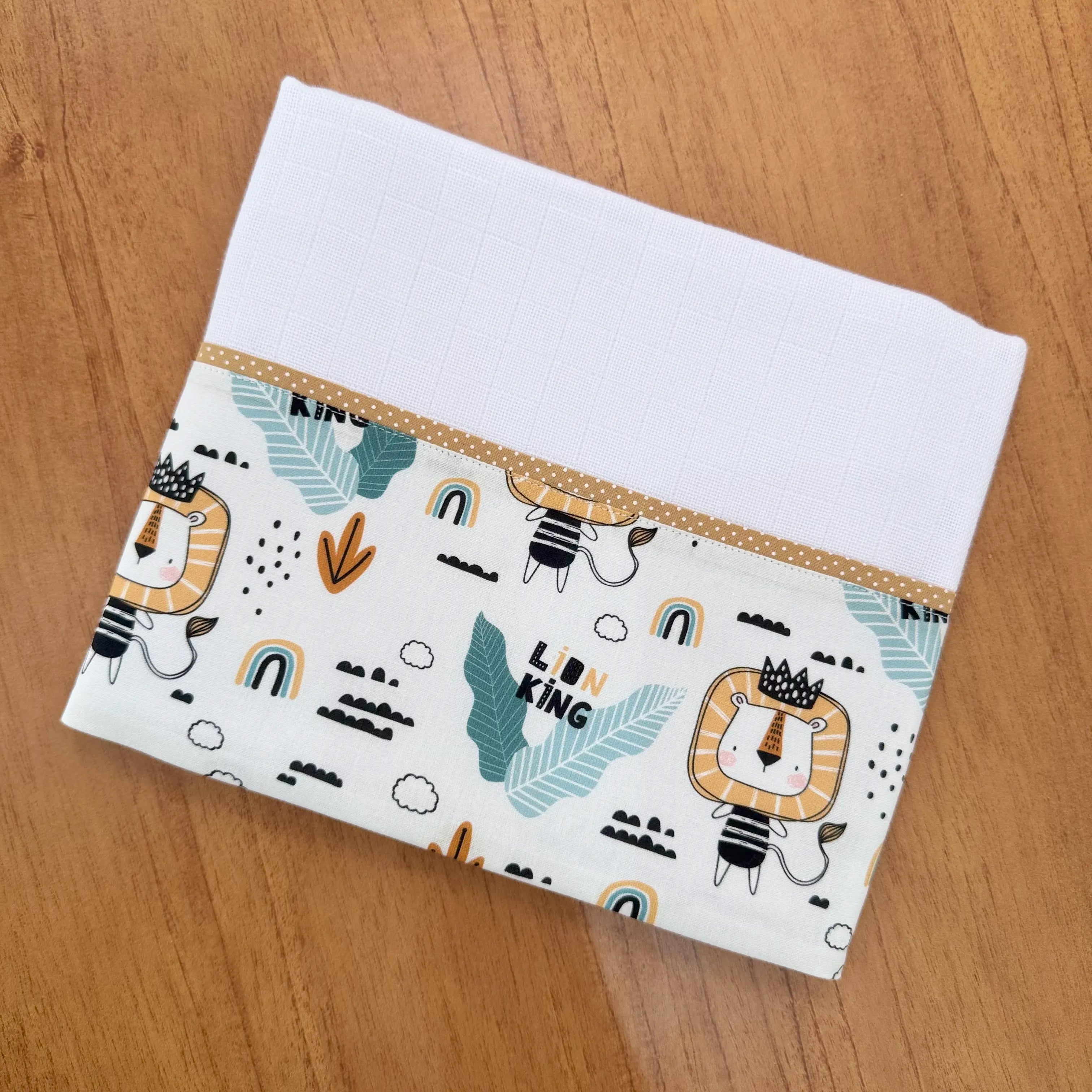 Kit Passeio 3 Peças: Fralda de Boca, Fralda de Ombro e Fralda Multiuso - Rei Leão