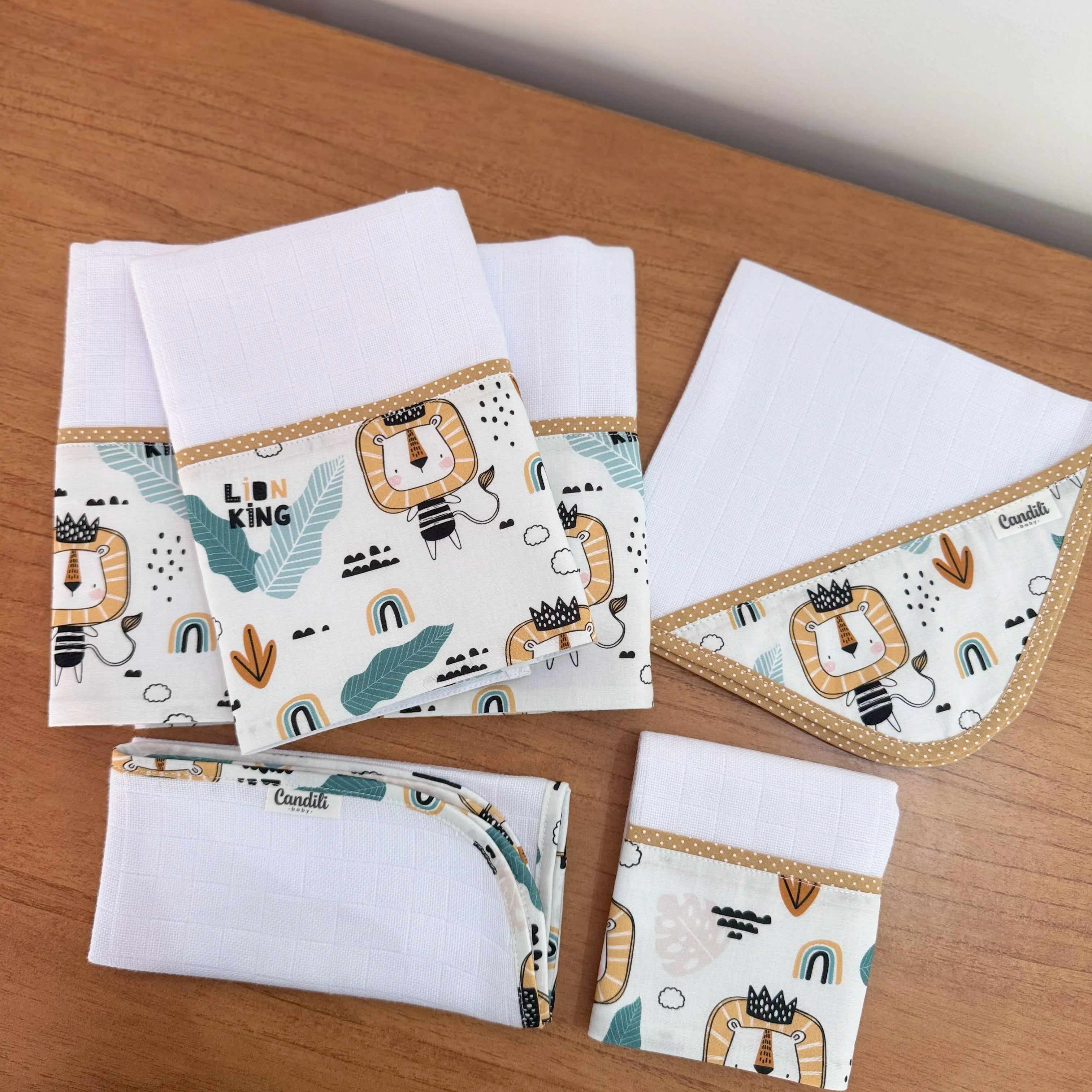 Kit Essencial 5 Peças: Fraldas de Boca, Fralda de Ombro e Fralda Multiuso - Rei Leão