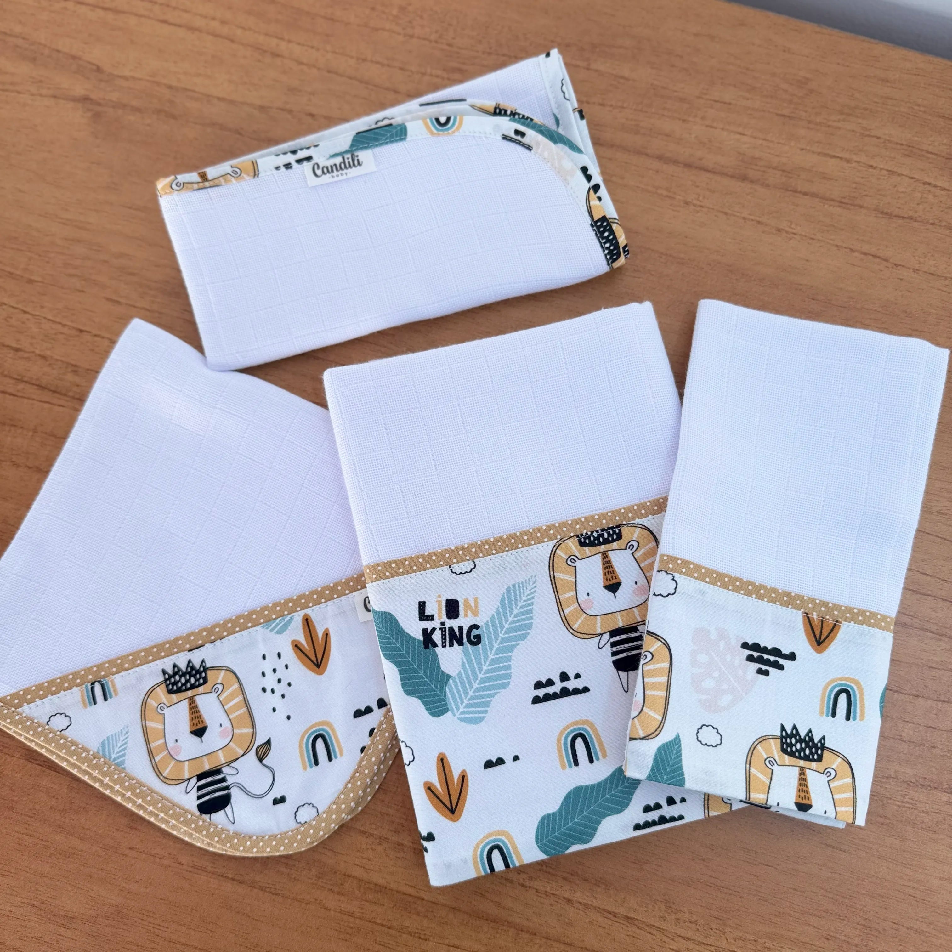 Kit Encanto 4 Peças: Fraldas de Boca e Fralda de Ombro - Rei Leão