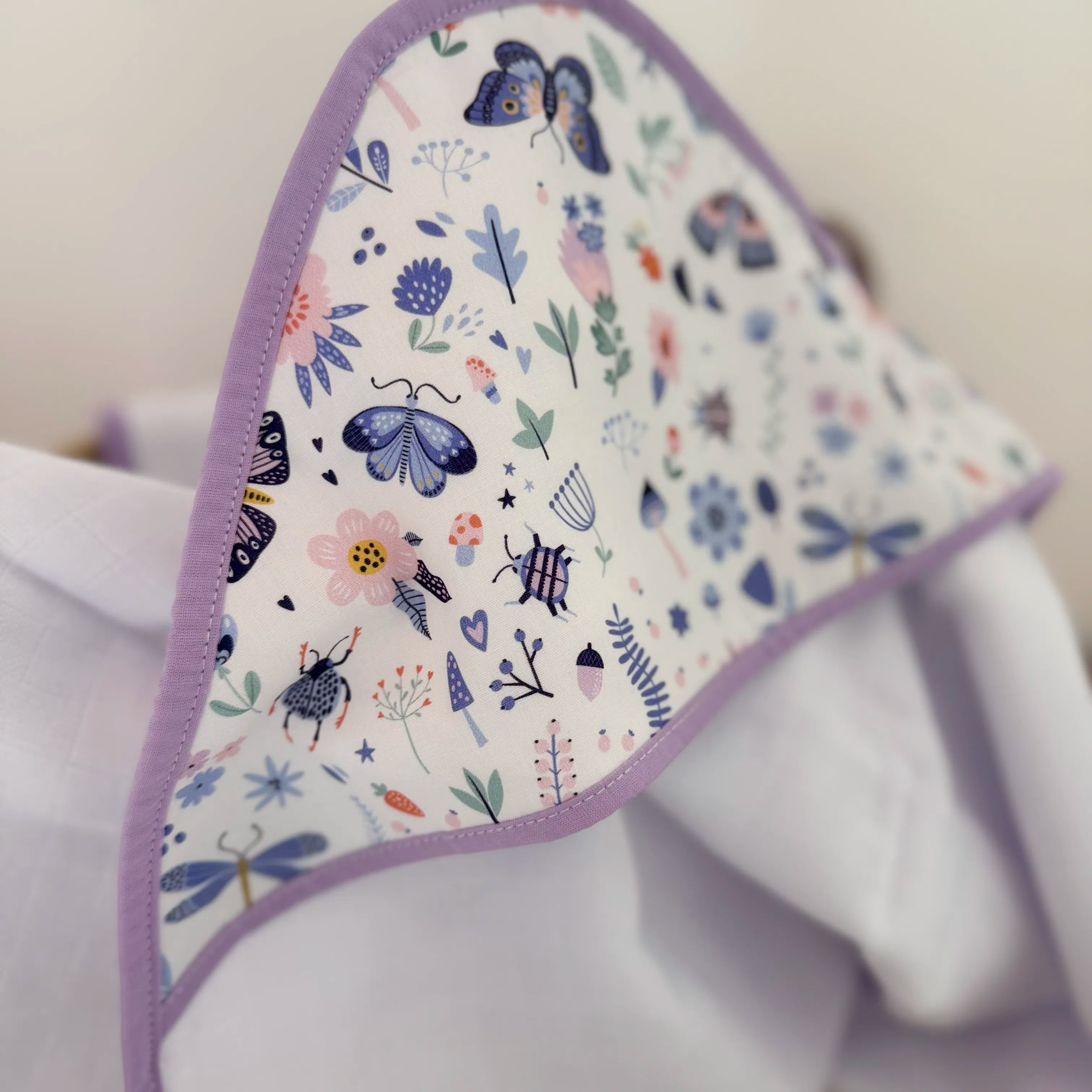 Toalha Fralda de Banho com Capuz Premium - Borboletas e Libélulas