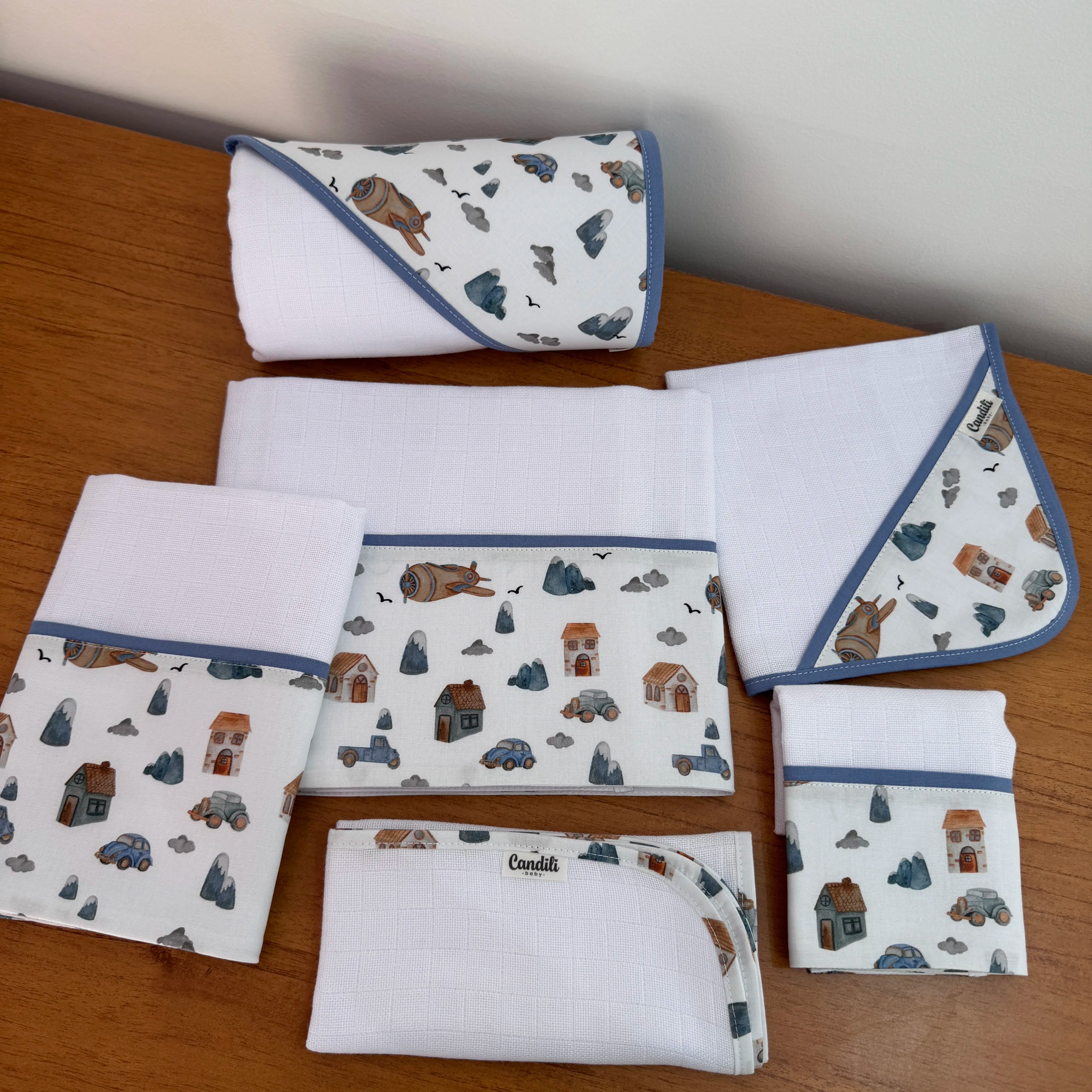 Kit Afeto 6 Peças: Fraldas de Boca, Fralda de Ombro, Fralda Multiuso e Toalha de Banho - Carros e Montanhas