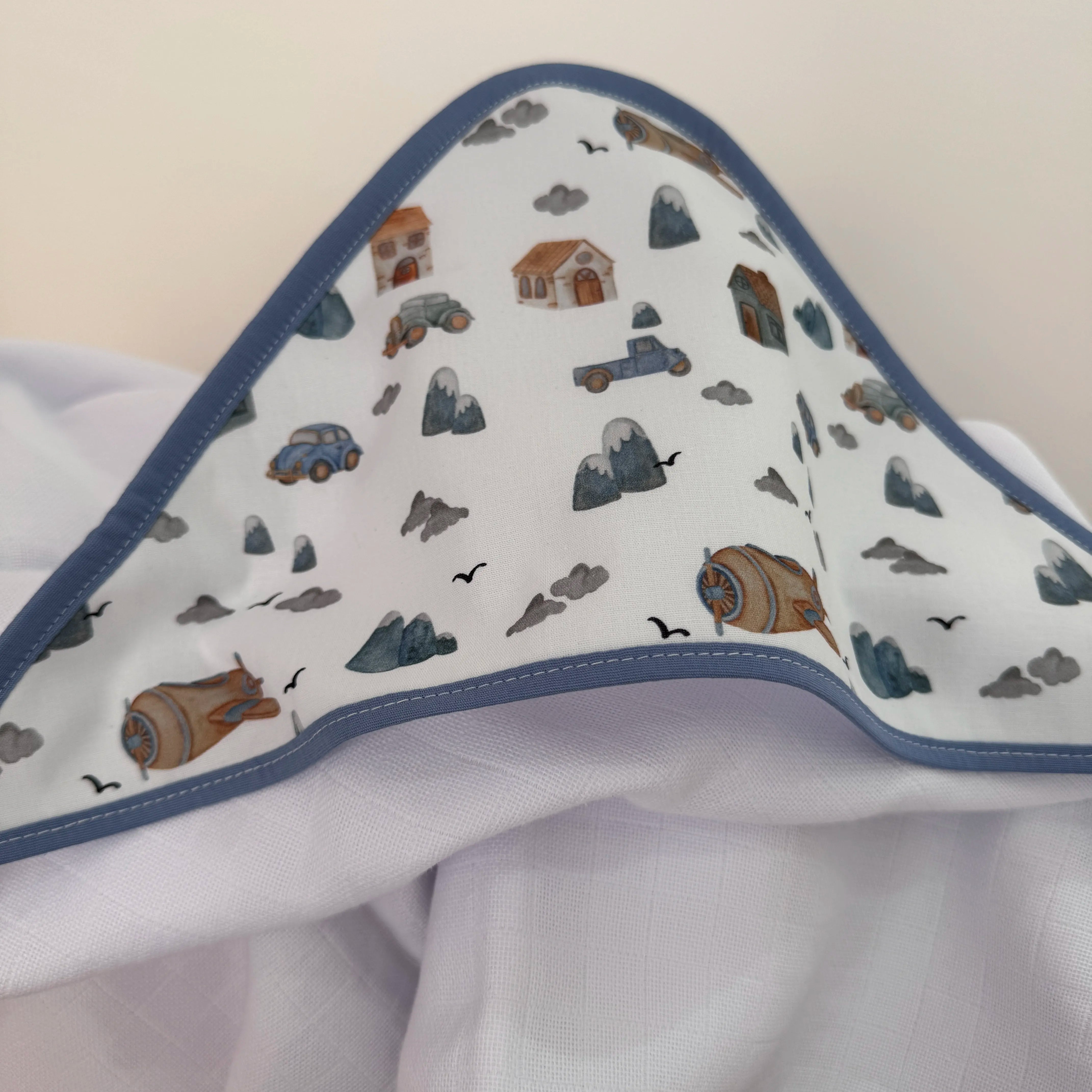 Toalha Fralda de Banho com Capuz Premium - Carros e Montanhas