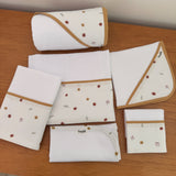 Kit Afeto 6 Peças: Fraldas de Boca, Fralda de Ombro, Fralda Multiuso e Toalha de Banho - Folhas de Outono