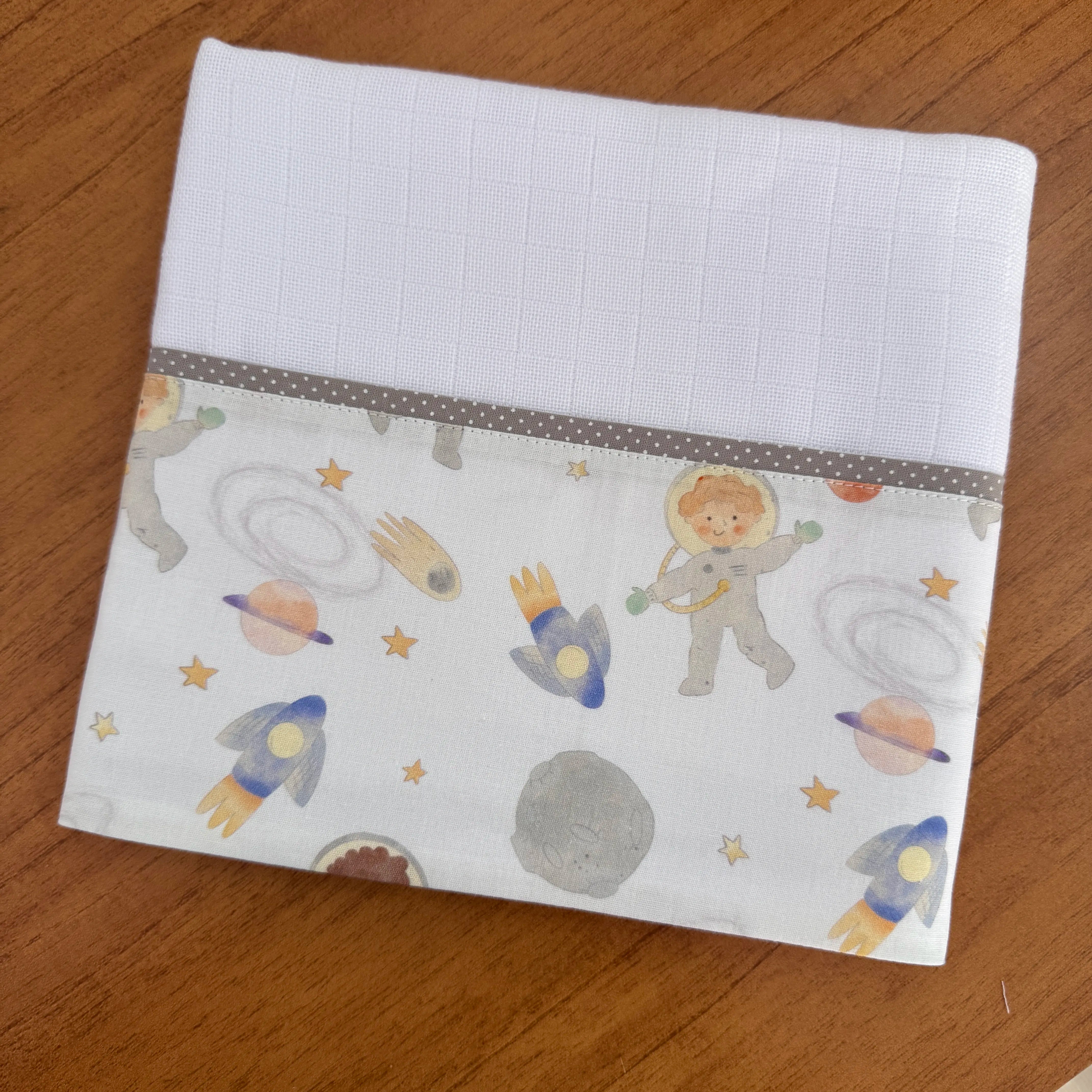 Kit Passeio 3 Peças: Fralda de Boca, Fralda de Ombro e Fralda Multiuso - Pequeno Astronauta