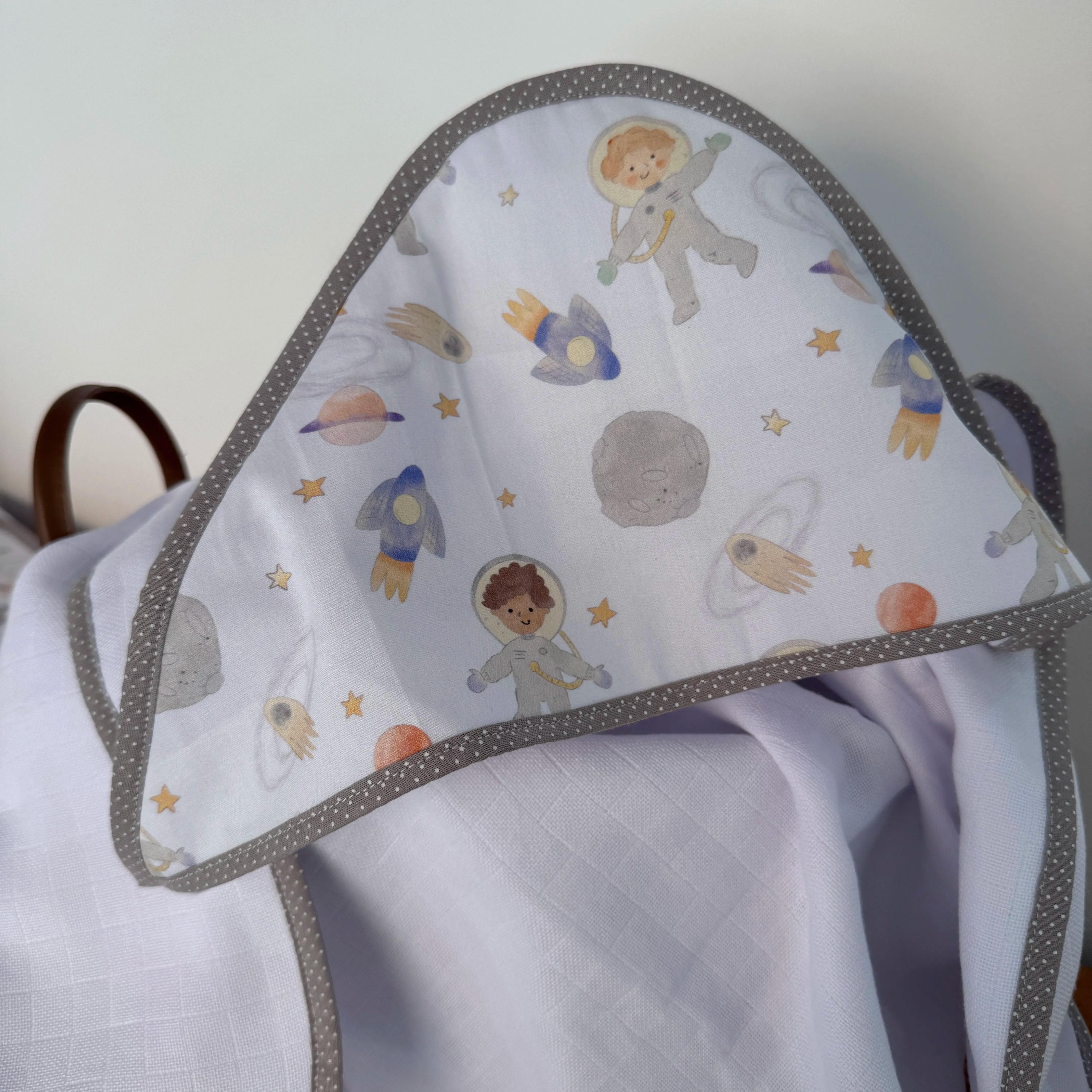 Toalha Fralda de Banho com Capuz Premium - Pequeno Astronauta