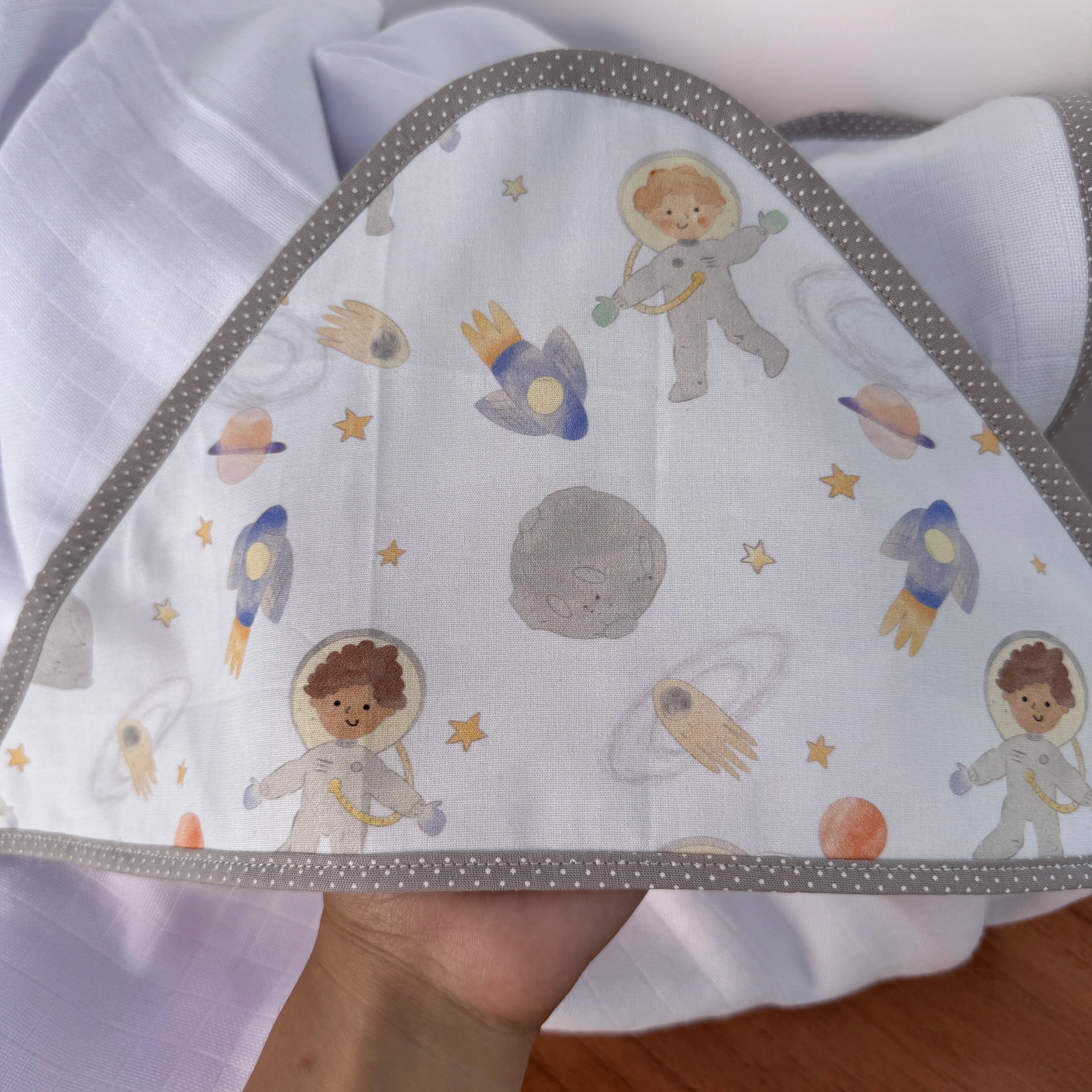 Toalha Fralda de Banho com Capuz Premium - Pequeno Astronauta