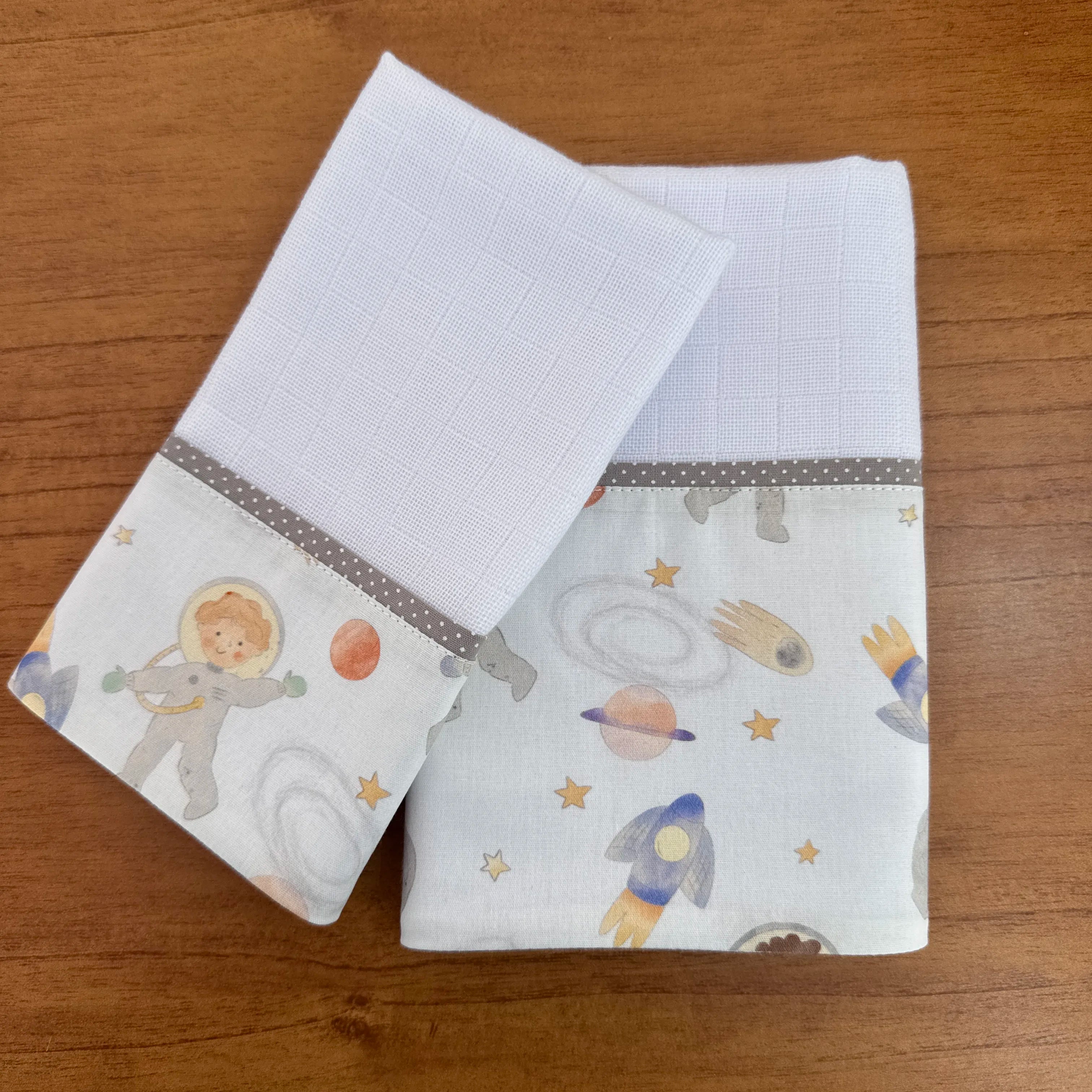 Kit Amamentação 2 Peças: Fralda de Ombro e Fralda de Boca - Pequeno Astronauta