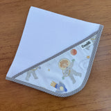 Kit Afeto 6 Peças: Fraldas de Boca, Fralda de Ombro, Fralda Multiuso e Toalha de Banho - Pequeno Astronauta