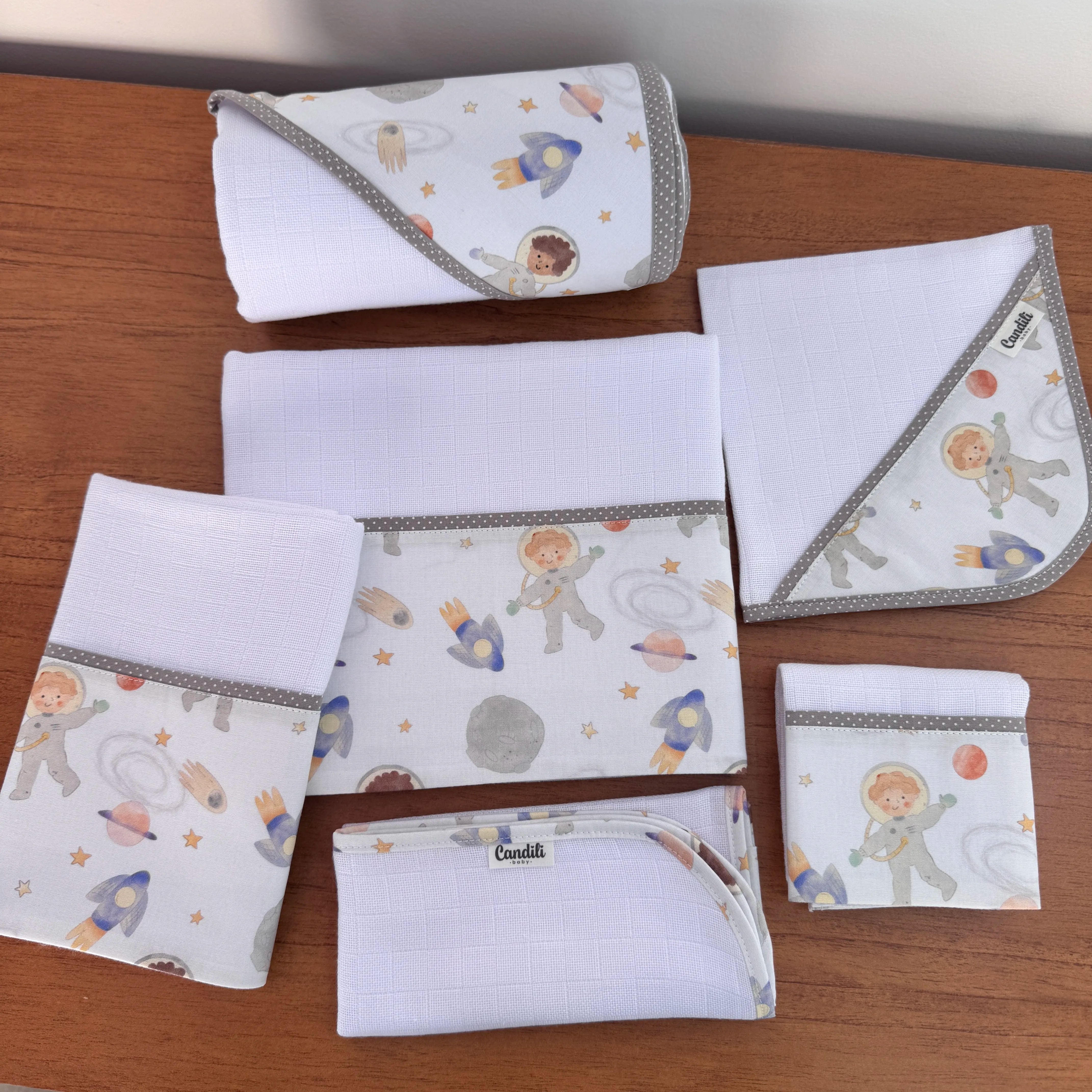 Kit Afeto 6 Peças: Fraldas de Boca, Fralda de Ombro, Fralda Multiuso e Toalha de Banho - Pequeno Astronauta