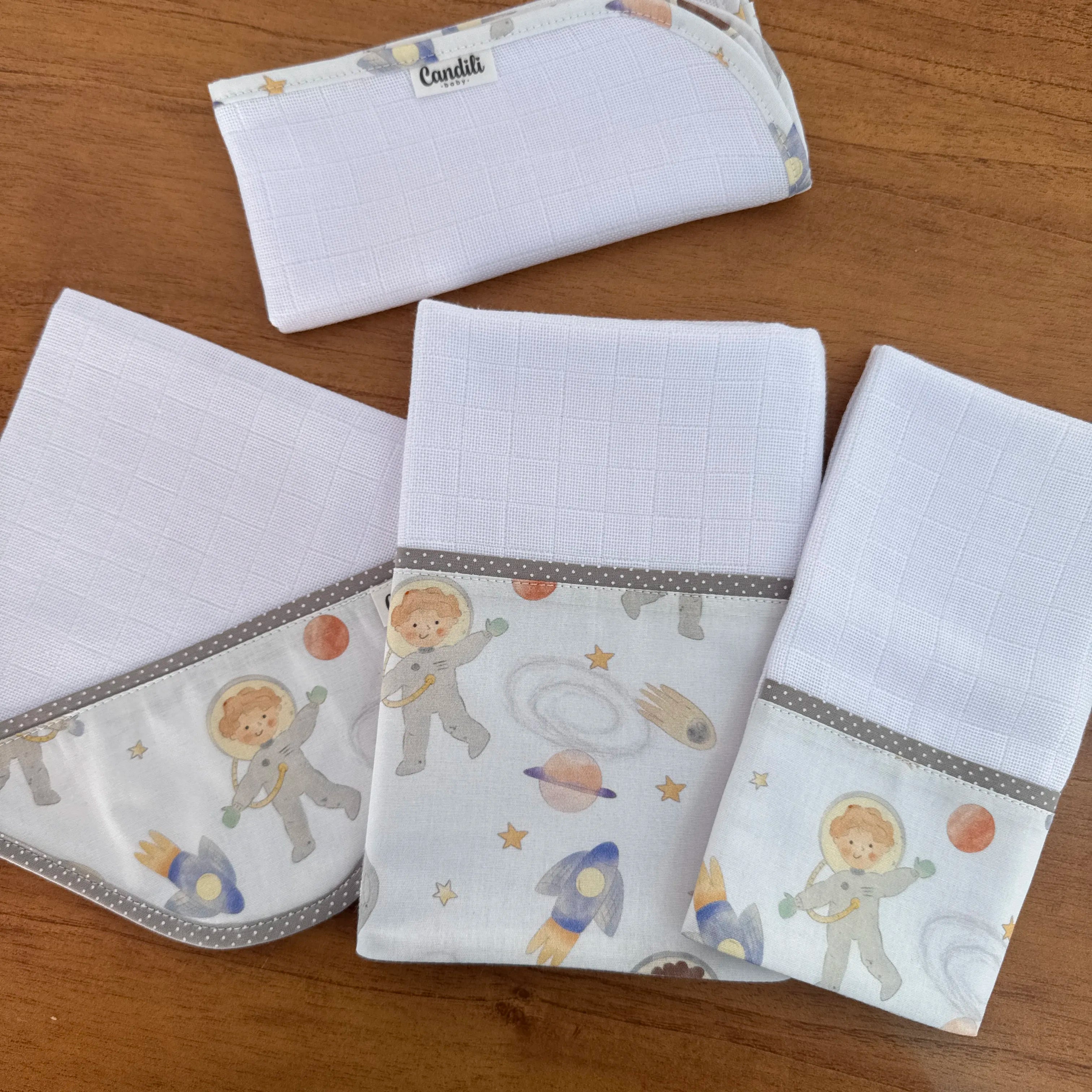 Kit Encanto 4 Peças: Fraldas de Boca e Fralda de Ombro - Pequeno Astronauta