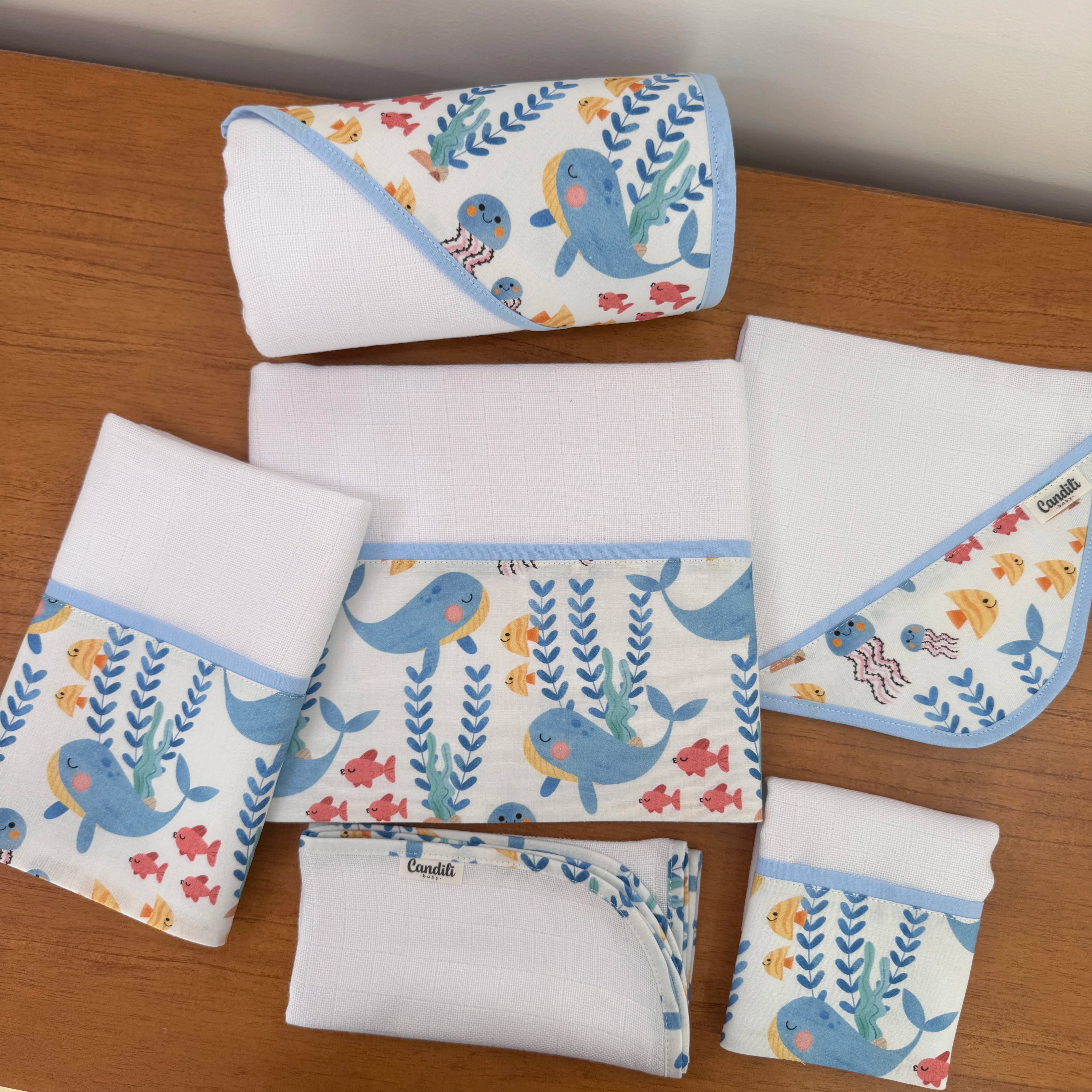 Kit Afeto 6 Peças: Fraldas de Boca, Fralda de Ombro, Fralda Multiuso e Toalha de Banho - Fundo do Mar