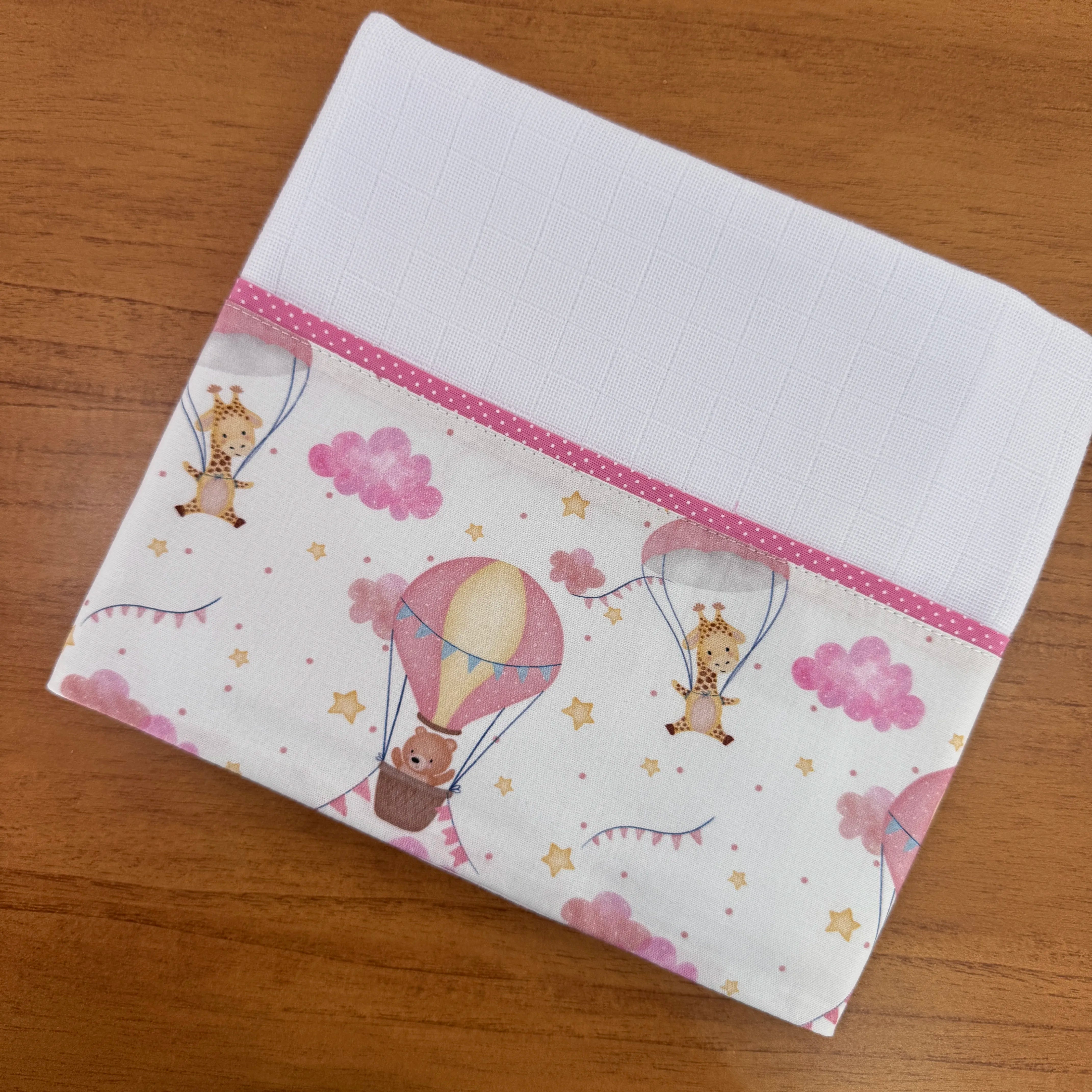 Kit Passeio 3 Peças: Fralda de Boca, Fralda de Ombro e Fralda Multiuso -Balões e Paraquedas Rosa