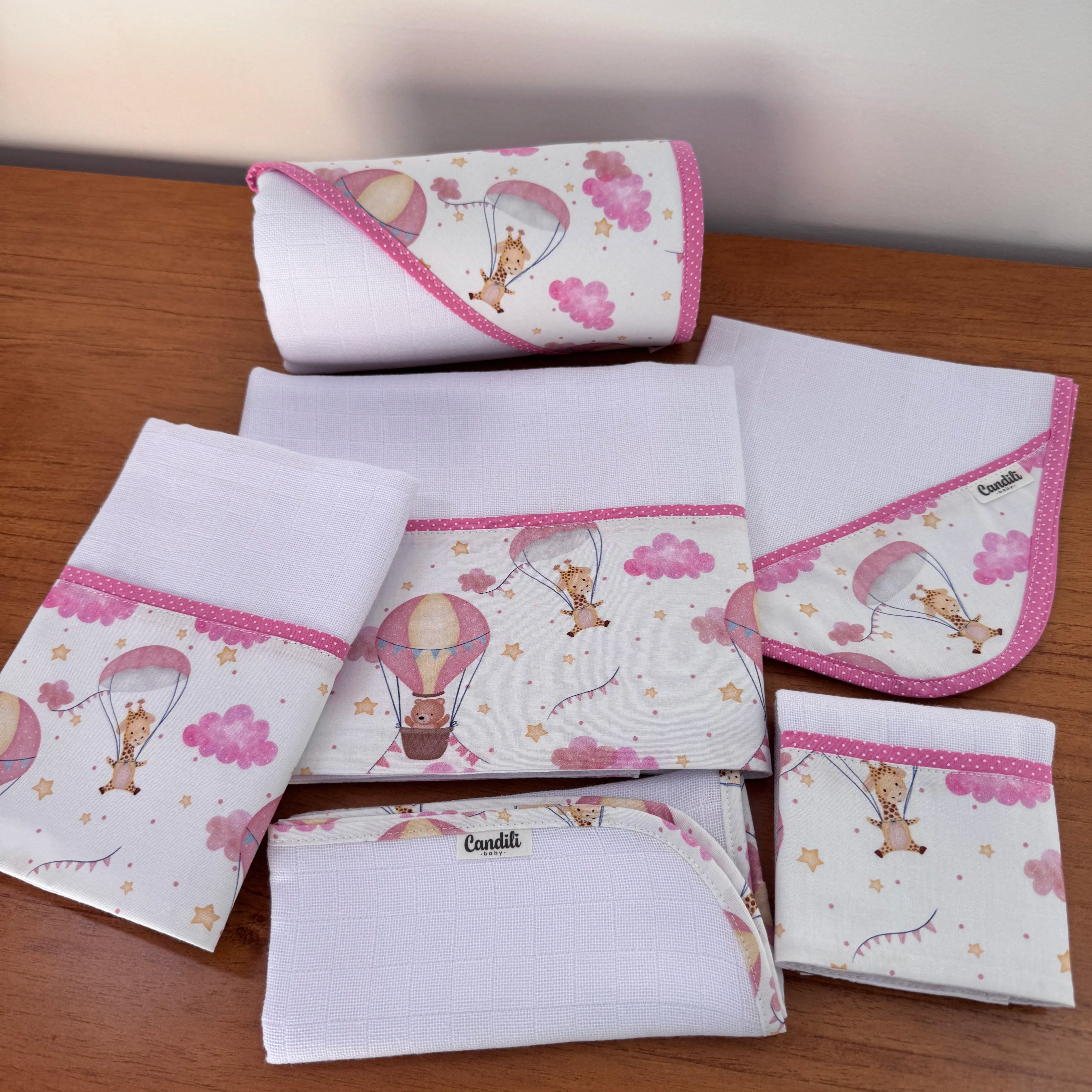 Kit Afeto 6 Peças: Fraldas de Boca, Fralda de Ombro, Fralda Multiuso e Toalha de Banho - Balões e Paraquedas Rosa