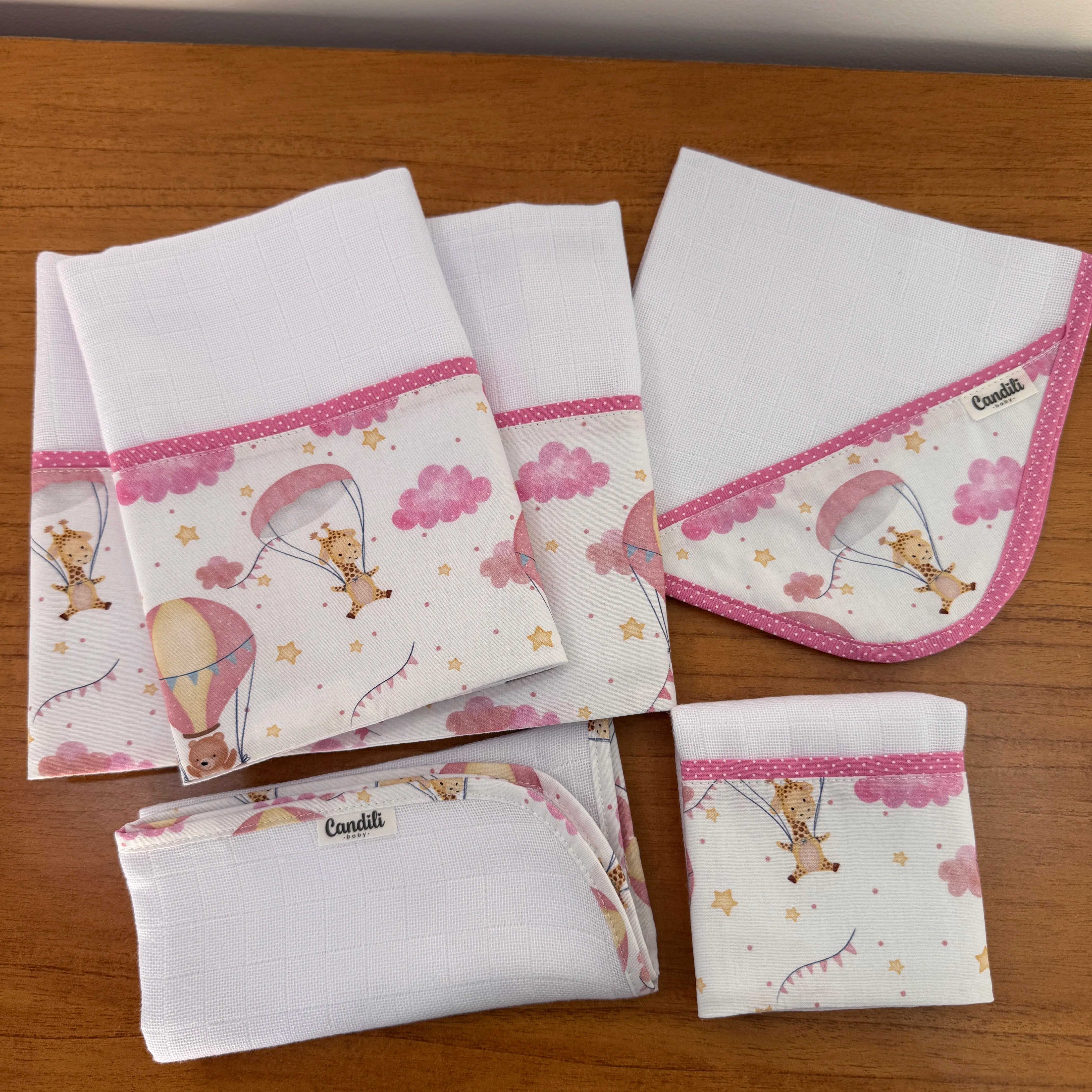 Kit Essencial 5 Peças: Fraldas de Boca, Fralda de Ombro e Fralda Multiuso -Balões e Paraquedas Rosa