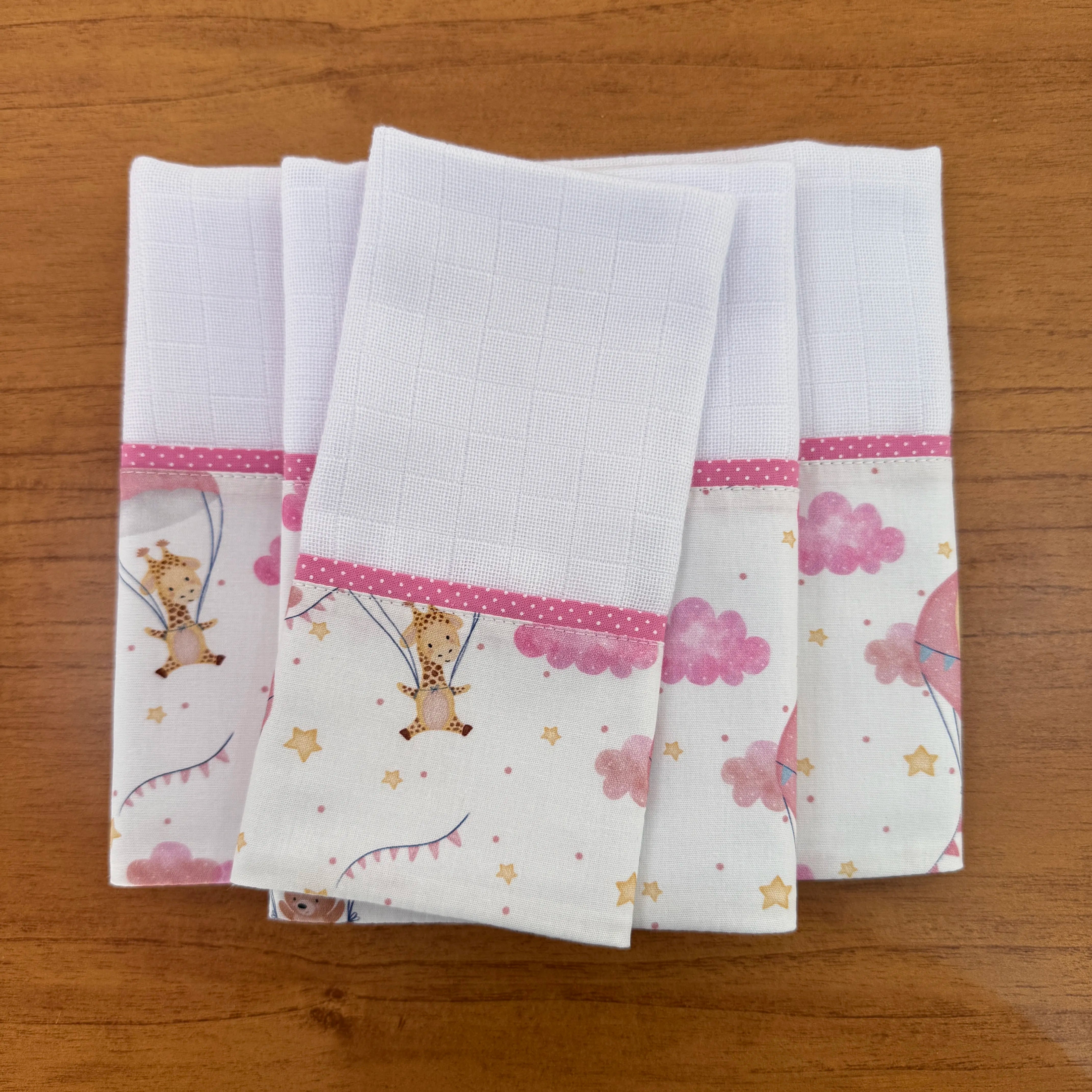 Kit Passeio 3 Peças: Fralda de Boca, Fralda de Ombro e Fralda Multiuso -Balões e Paraquedas Rosa