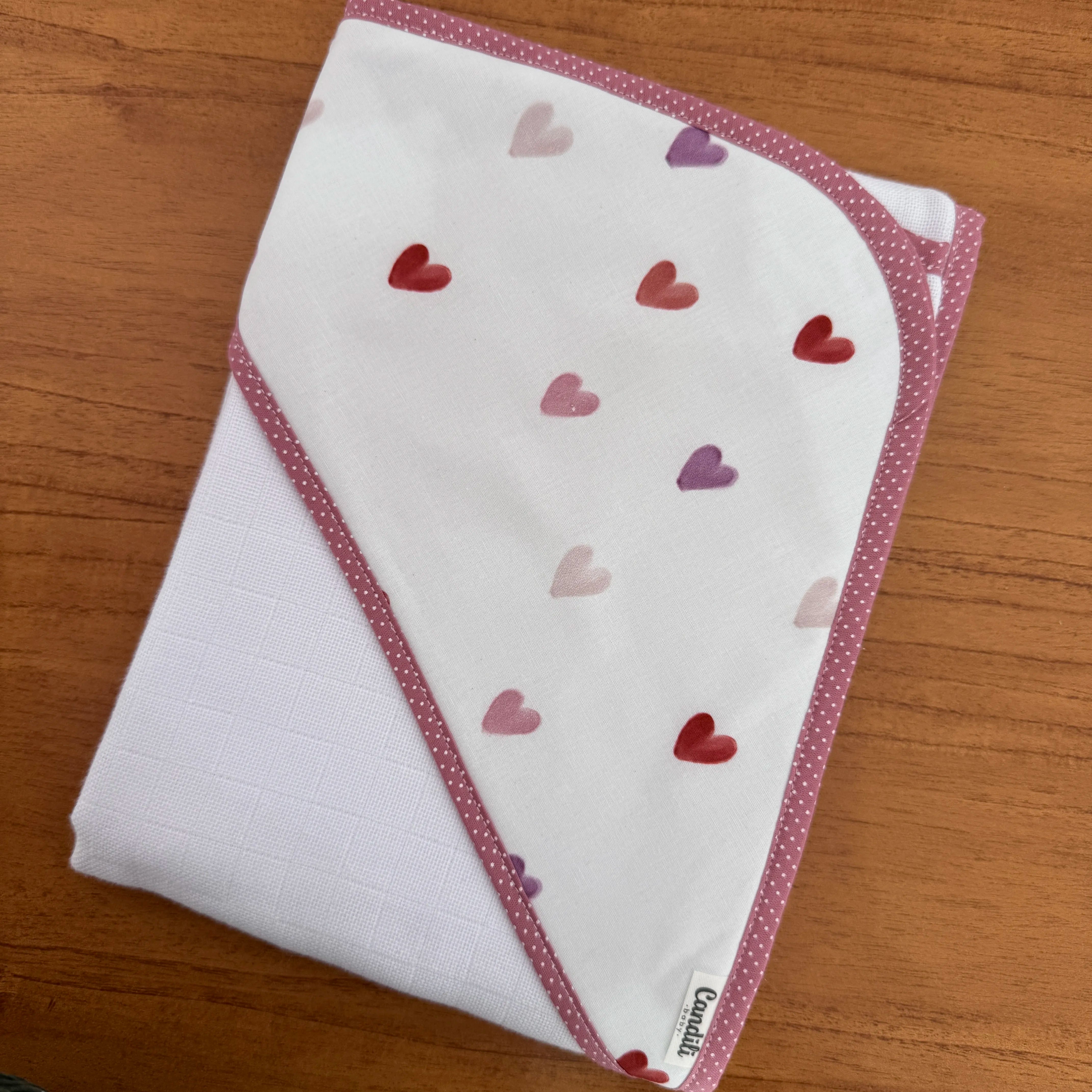 Kit Afeto 6 Peças: Fraldas de Boca, Fralda de Ombro, Fralda Multiuso e Toalha de Banho - Corações