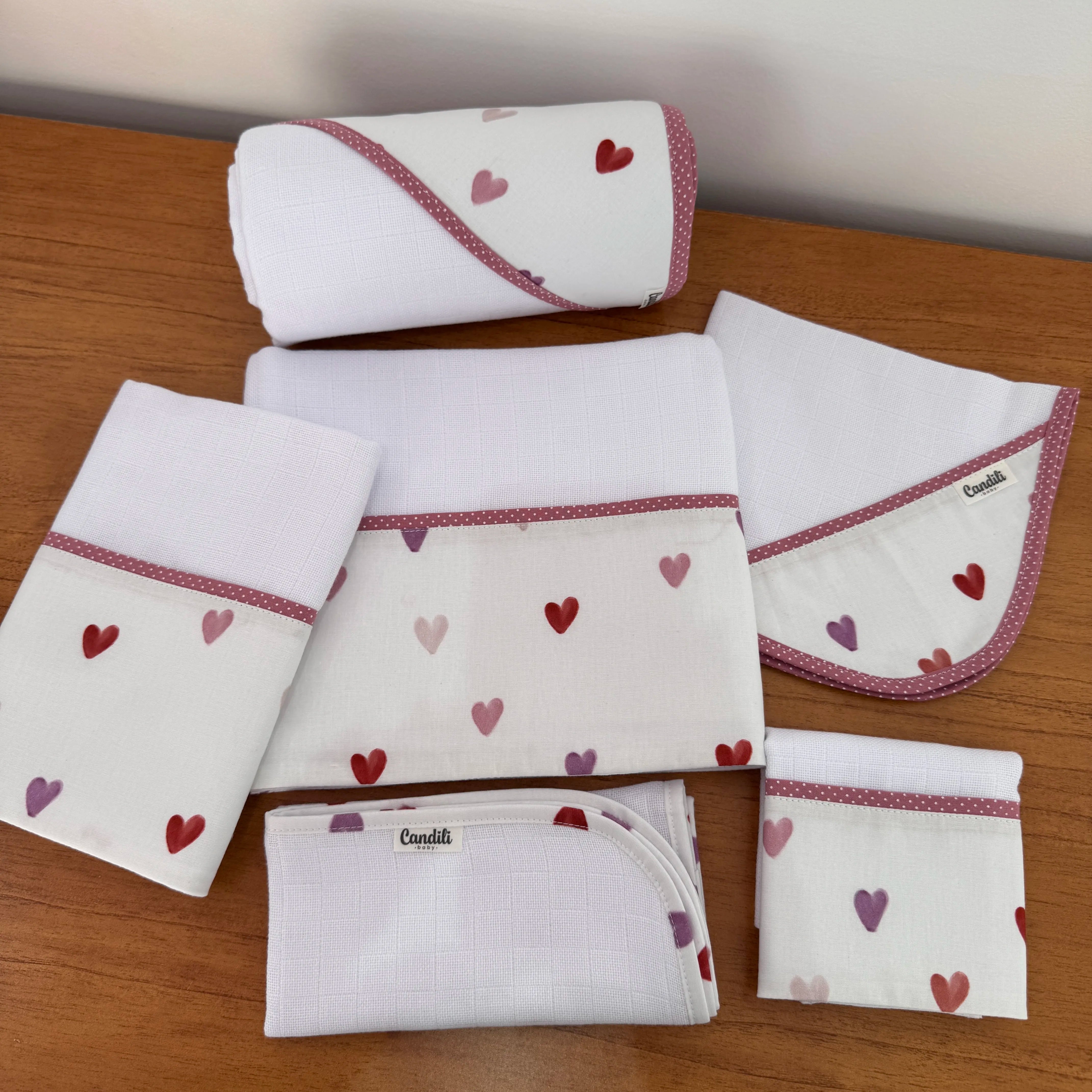 Kit Afeto 6 Peças: Fraldas de Boca, Fralda de Ombro, Fralda Multiuso e Toalha de Banho - Corações