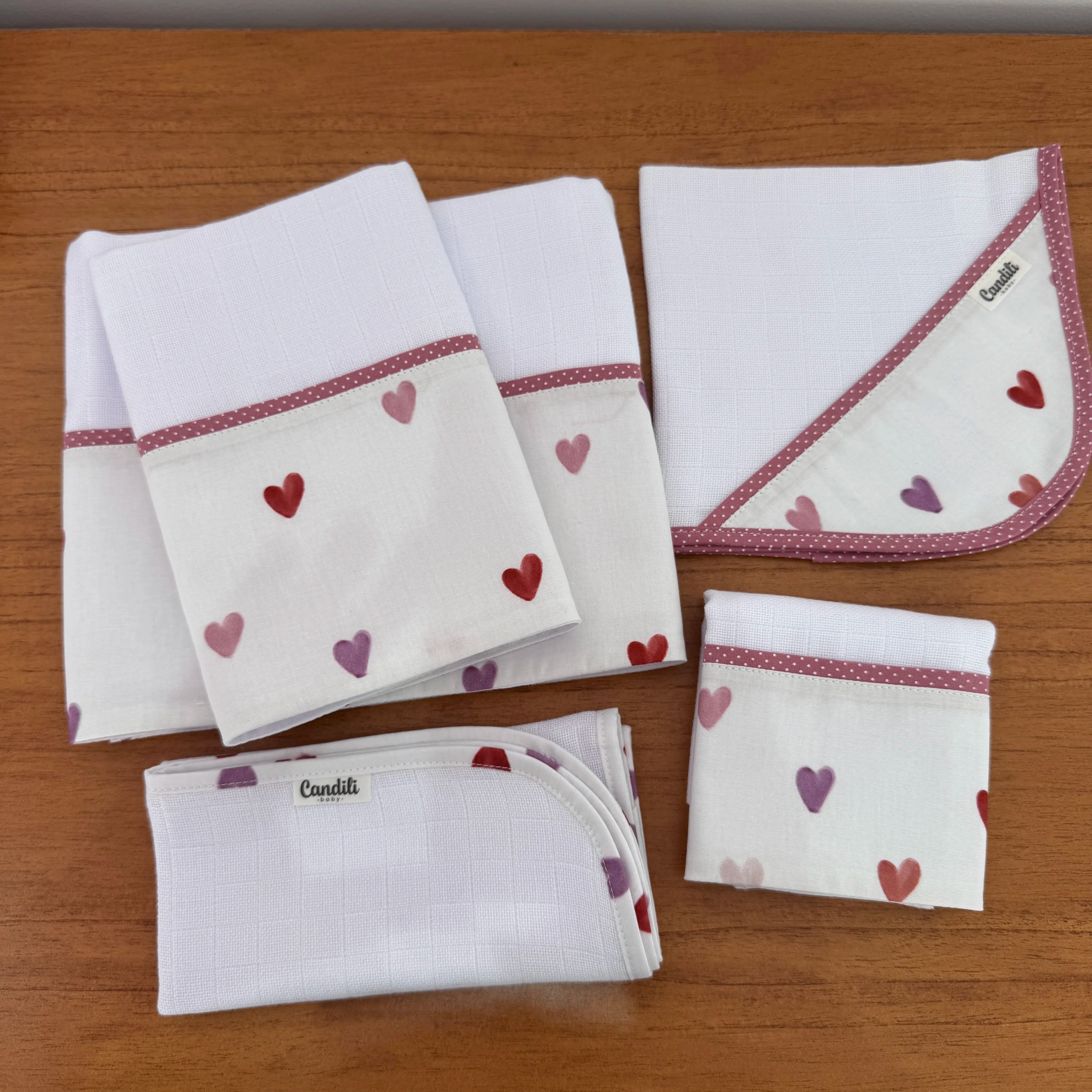 Kit Essencial 5 Peças: Fraldas de Boca, Fralda de Ombro e Fralda Multiuso - Corações