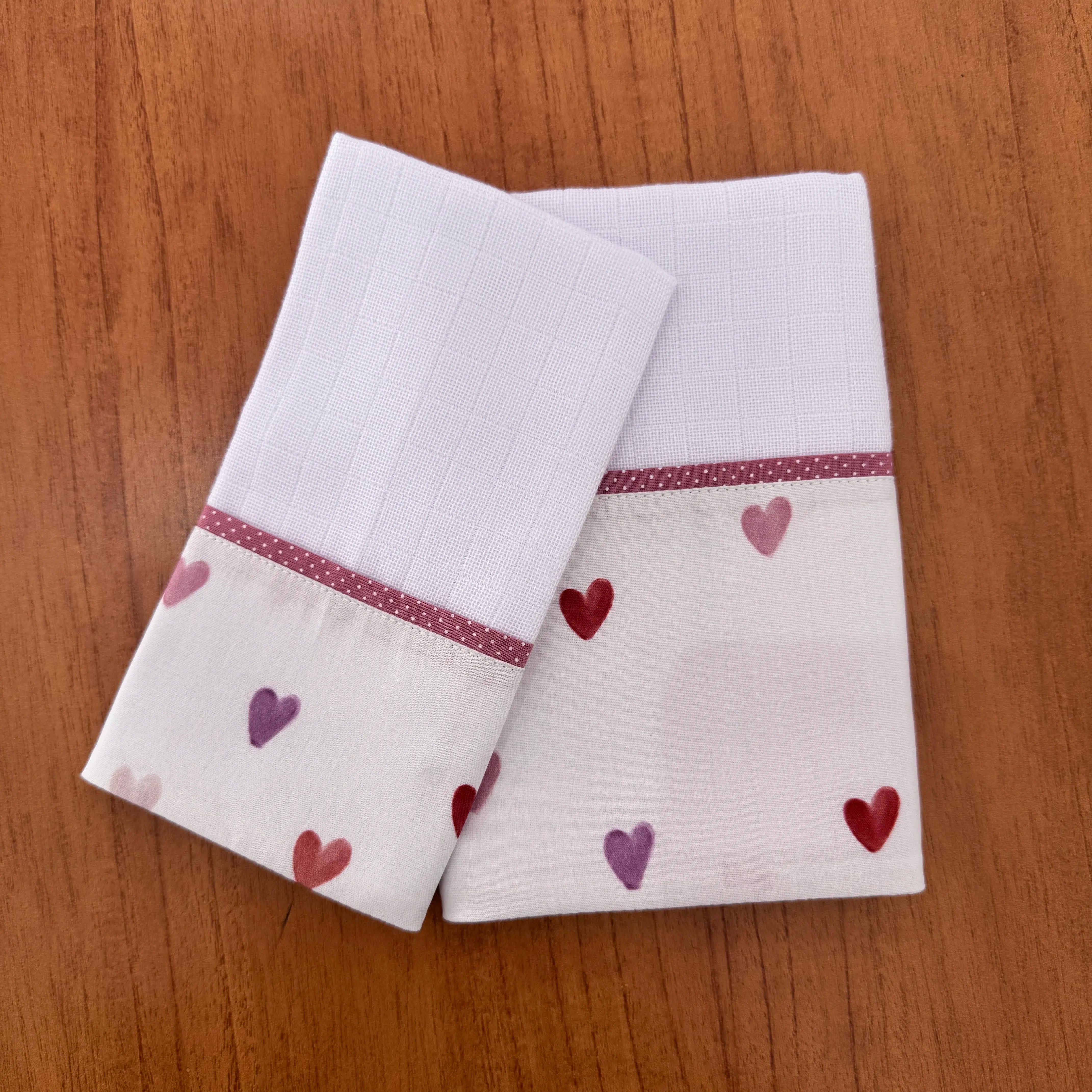 Kit Amamentação 2 Peças: Fralda de Ombro e Fralda de Boca - Corações