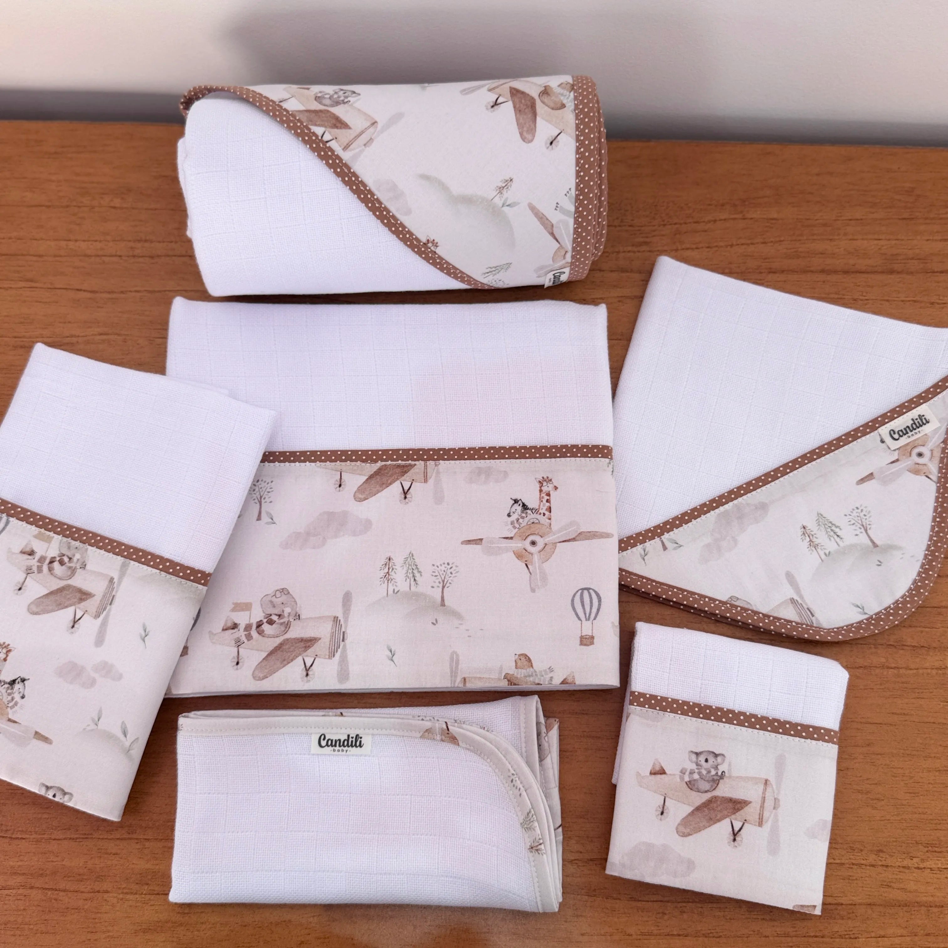 Kit Afeto 6 Peças: Fraldas de Boca, Fralda de Ombro, Fralda Multiuso e Toalha de Banho - Animais Aviadores