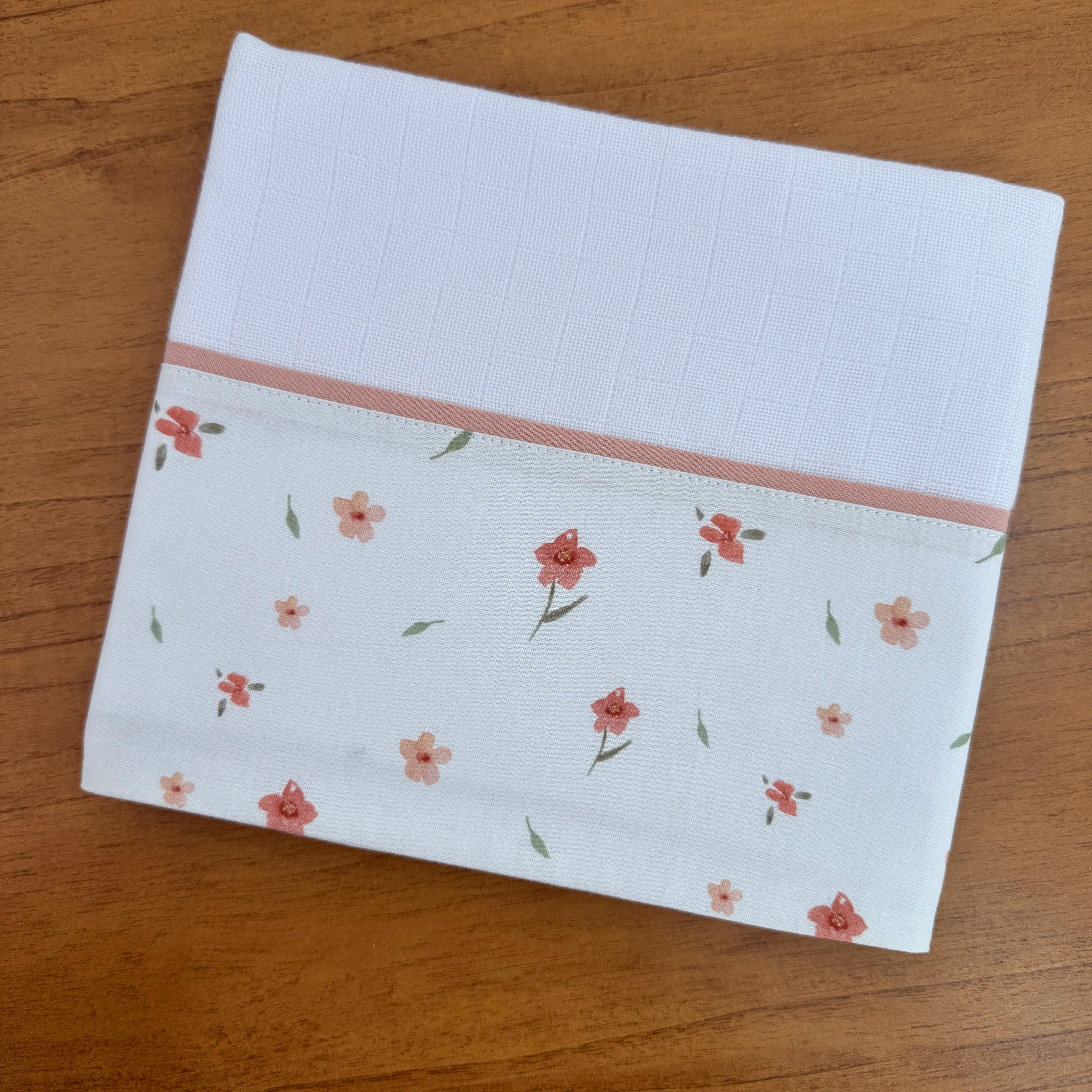 Kit Passeio 3 Peças: Fralda de Boca, Fralda de Ombro e Fralda Multiuso - Flores e Folhas