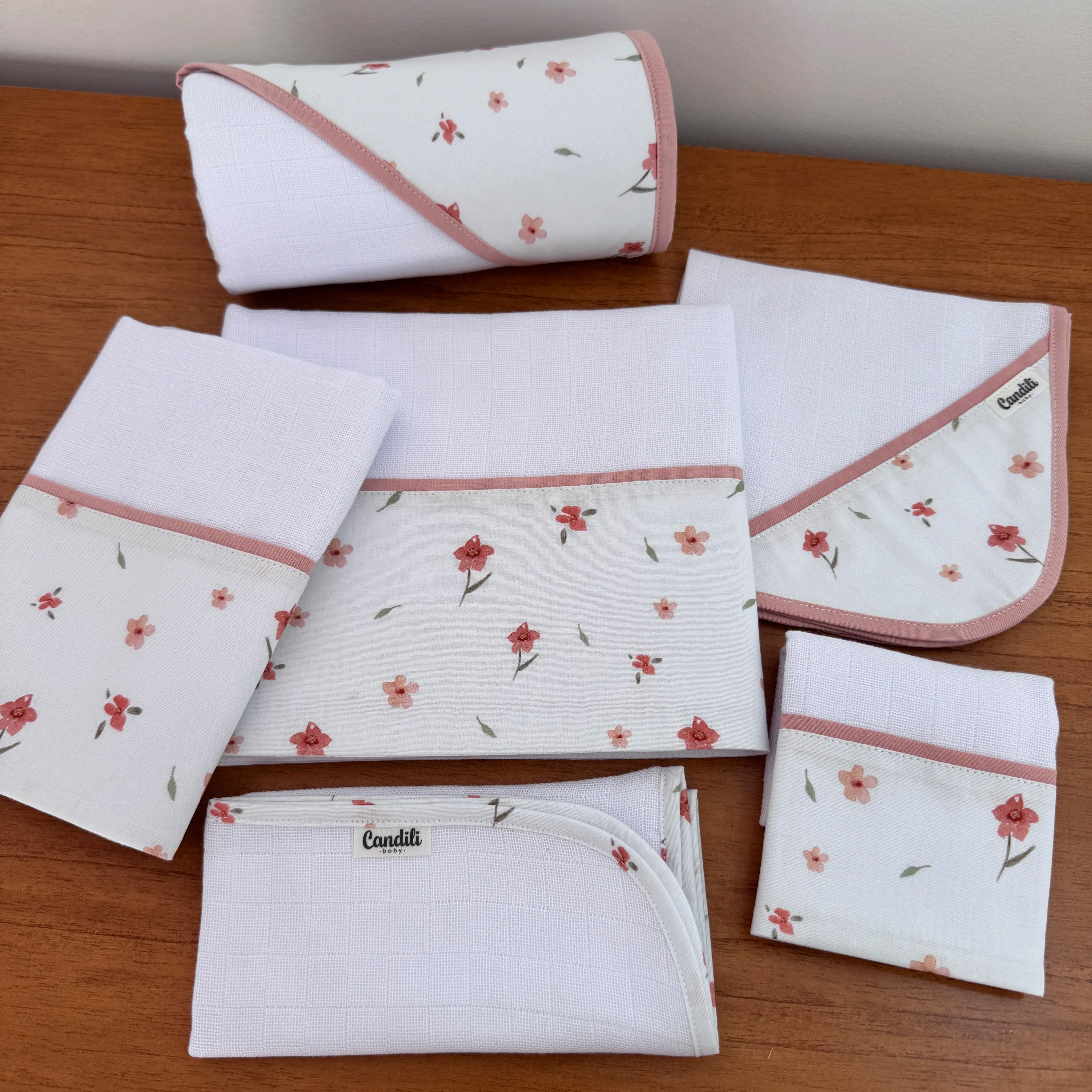 Kit Afeto 6 Peças: Fraldas de Boca, Fralda de Ombro, Fralda Multiuso e Toalha de Banho - Flores e Folhas