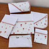 Kit Afeto 6 Peças: Fraldas de Boca, Fralda de Ombro, Fralda Multiuso e Toalha de Banho - Flores e Folhas