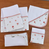 Kit Essencial 5 Peças: Fraldas de Boca, Fralda de Ombro e Fralda Multiuso - Flores e Folhas